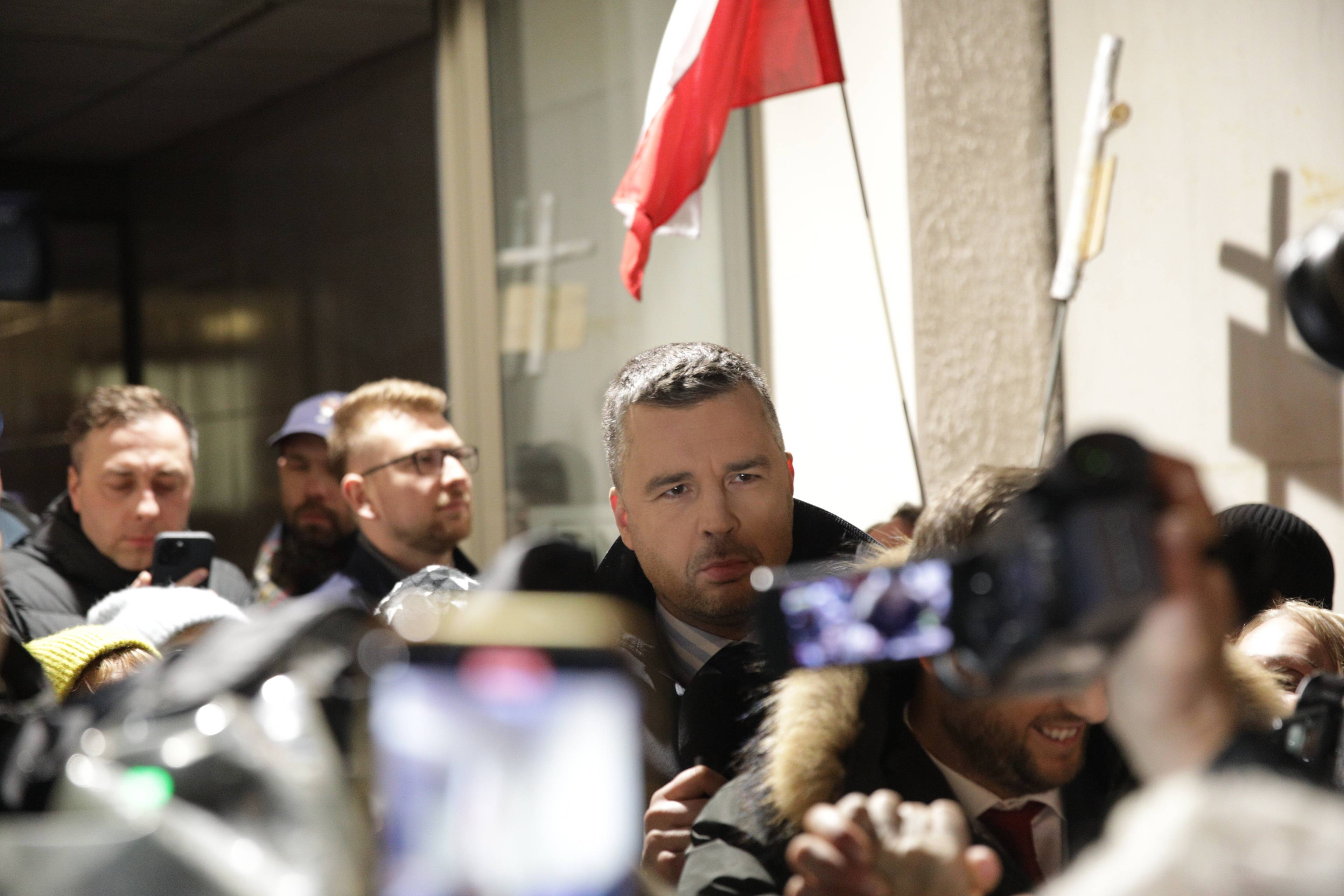 Manifestacja w obronie wolnych mediów pod siedziba TVP w Warszawie