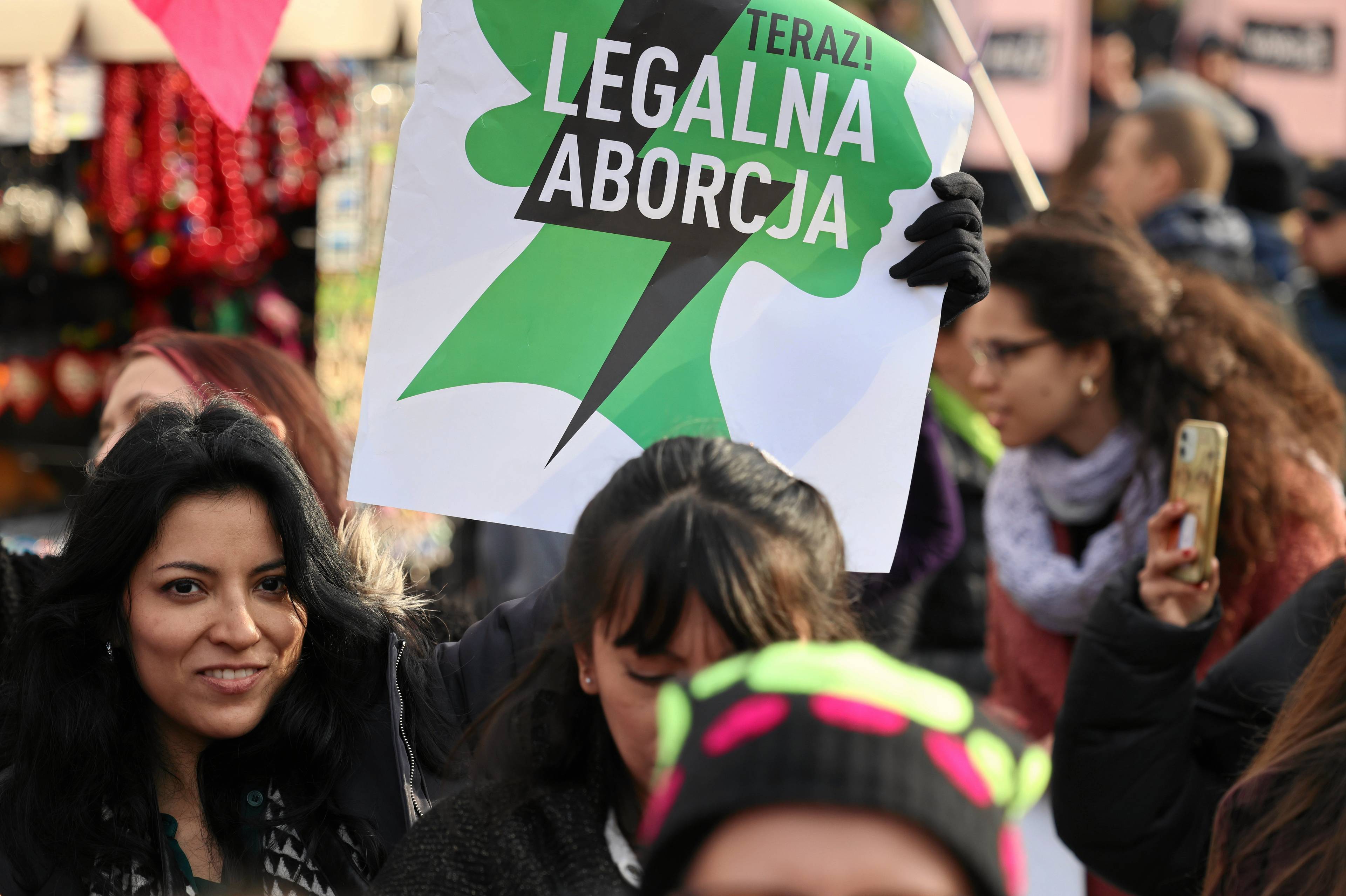 Kilka kobiet z banerem Legalna aborcja