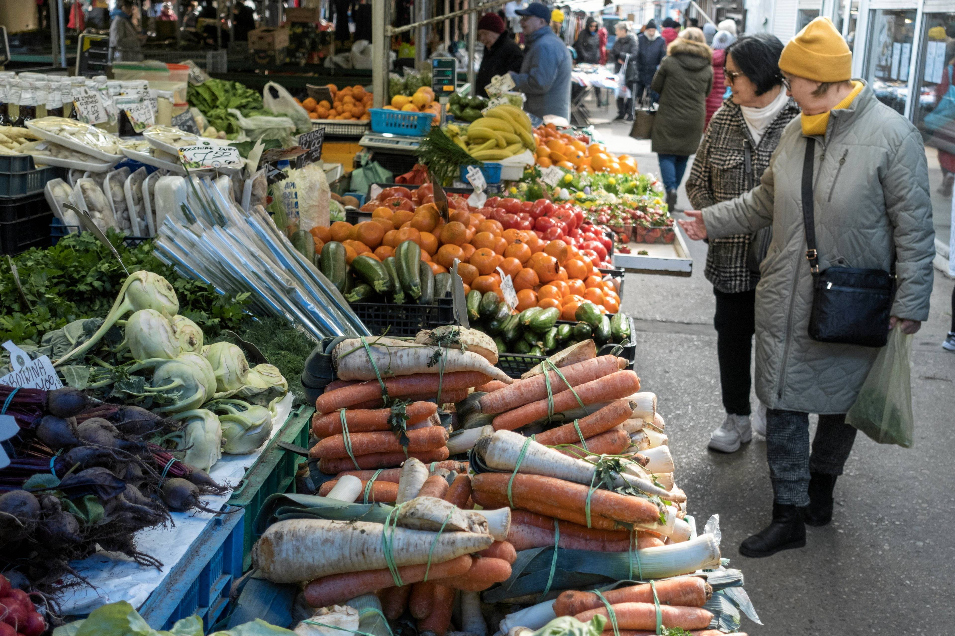 Warzywa na bazarze, na pierwszym planie włoszczyzna