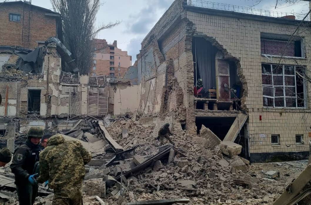 Ruiny budynku po ataku rakietowym