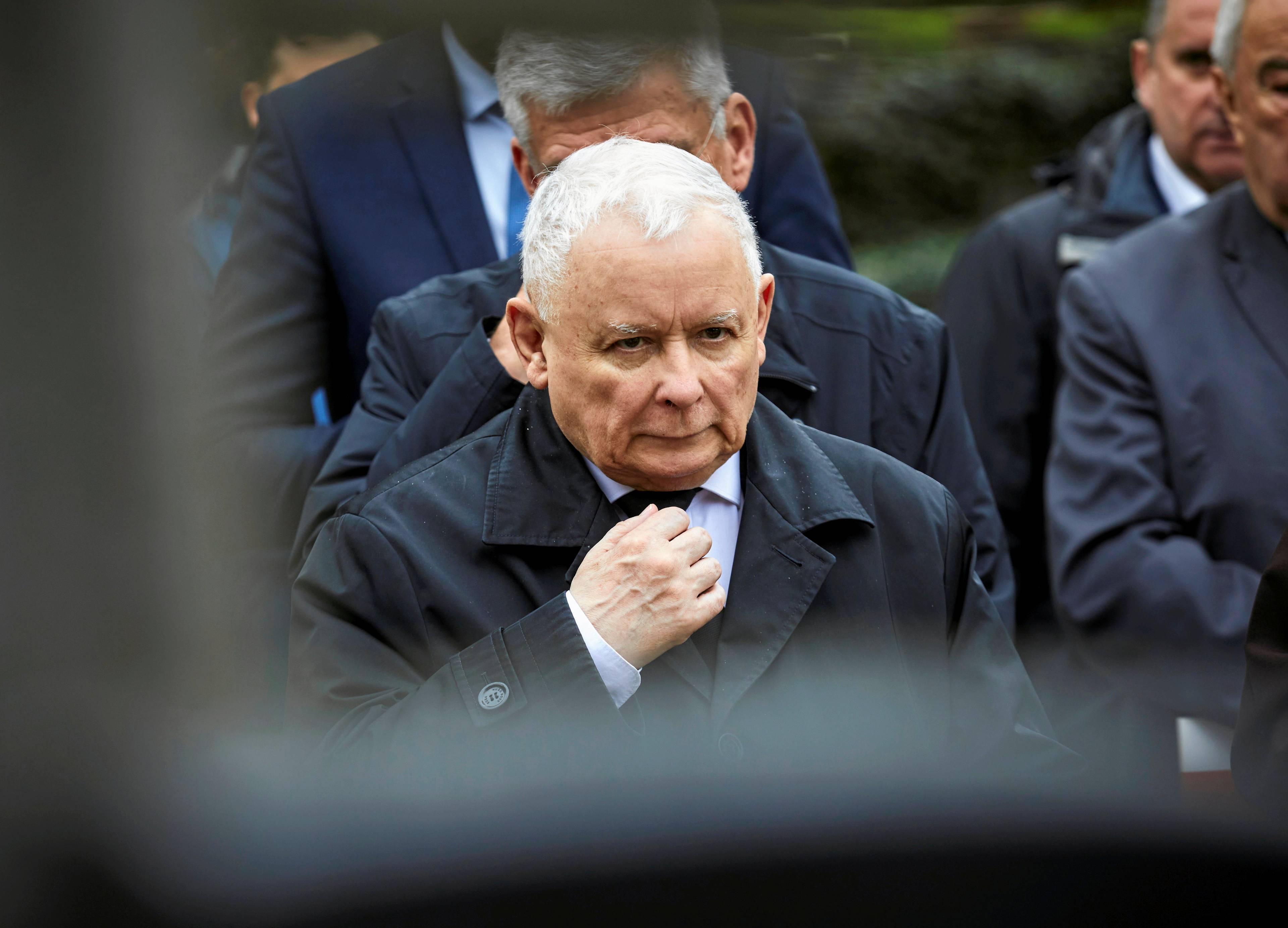 Jarosław Kaczyński w czarnym płaszczu
