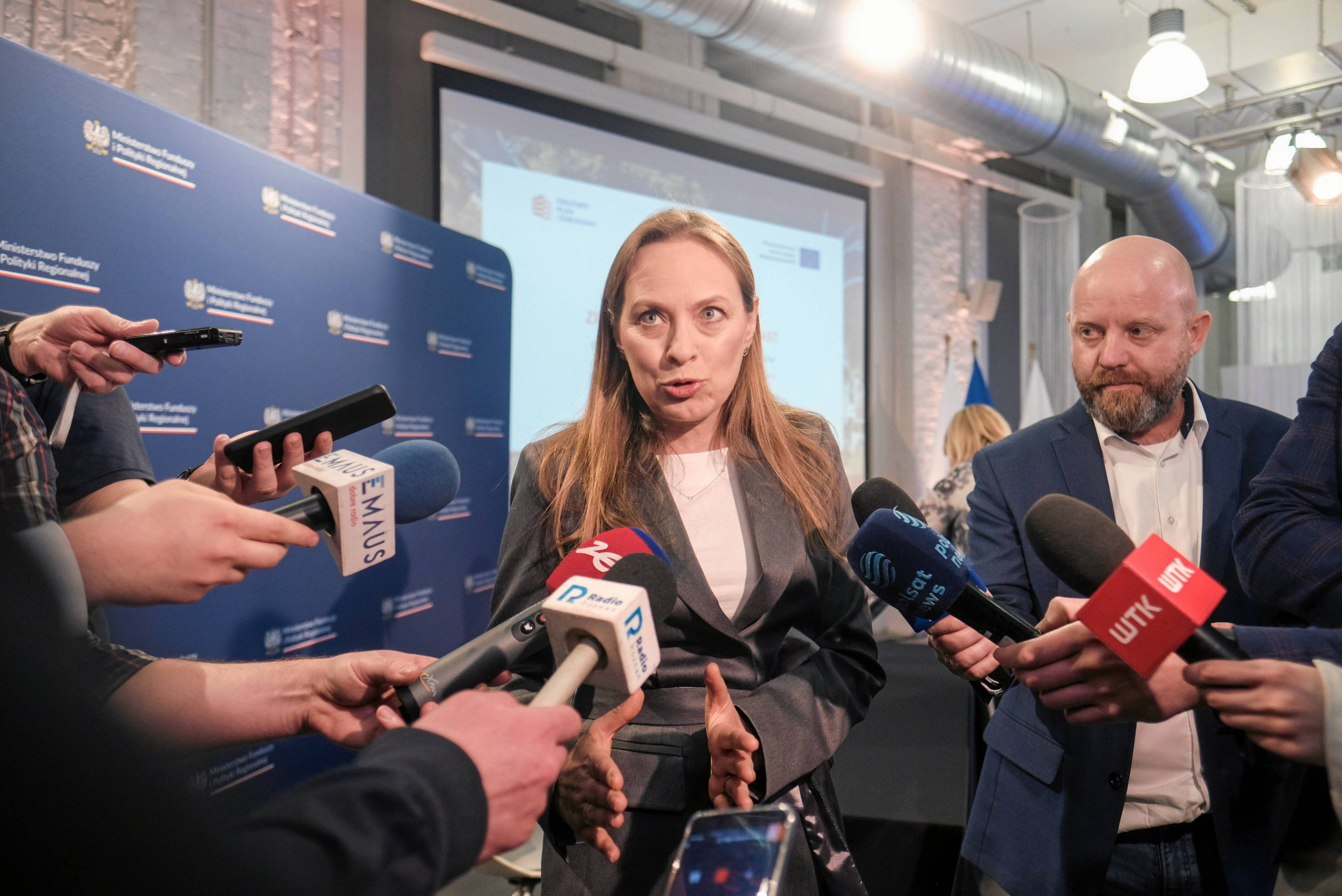 ministra Pełczyńska otoczona przez dziennikarzy