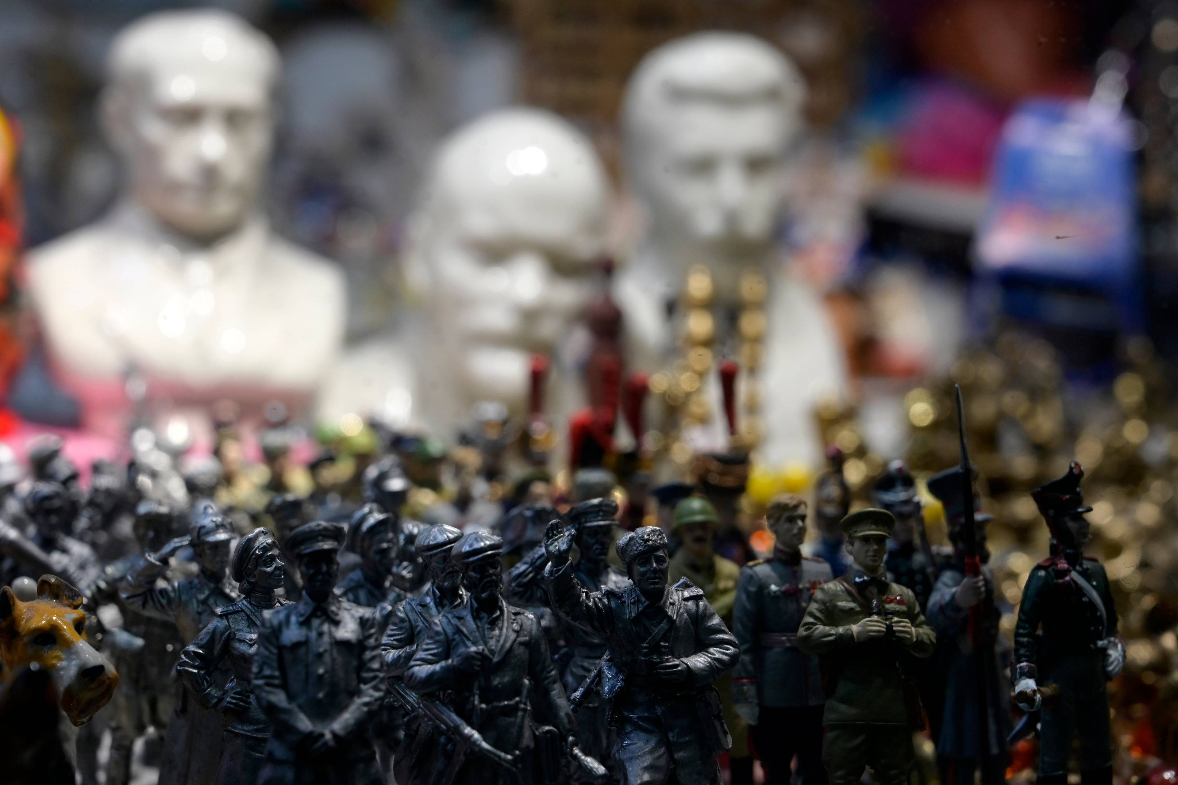 Dugurki żołnierzyków, a w tel - popiersia Lenina, Stalina i Putina