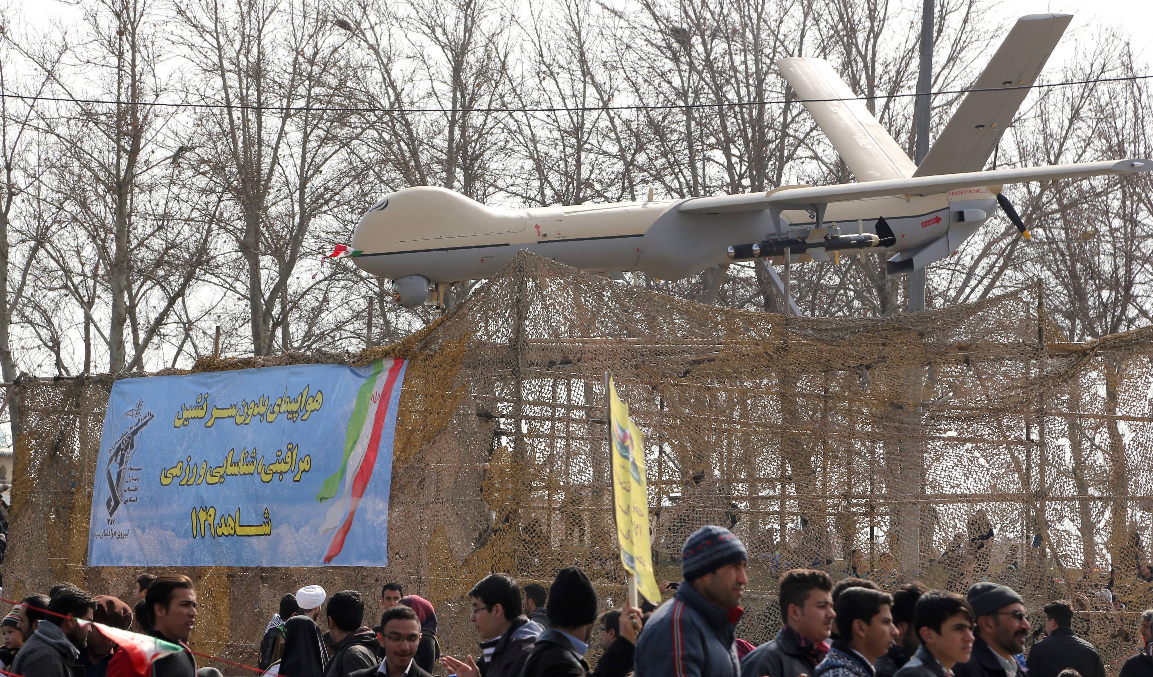 Irański dron shahed wystawiony dla publiczności w Teheranie
