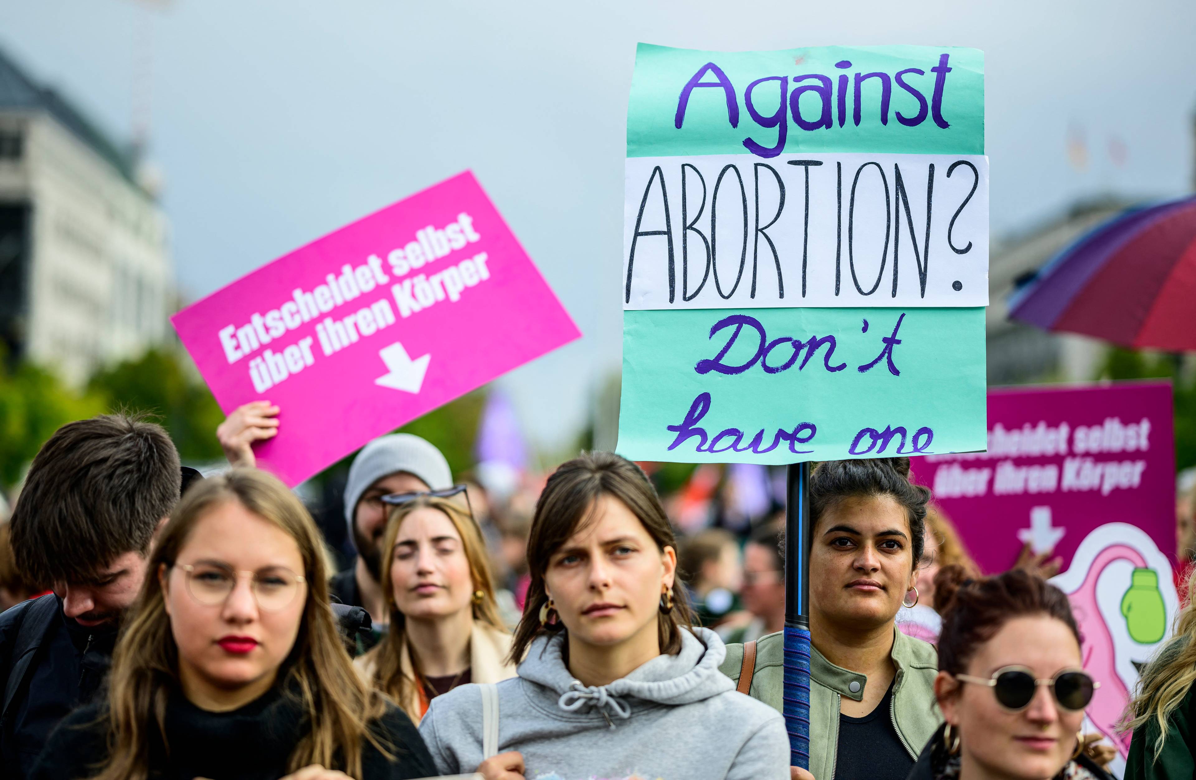 protestujący z banerem, na którym mają napis po angielsku "jesteś przeciwko aborcji? to jej nie rób"