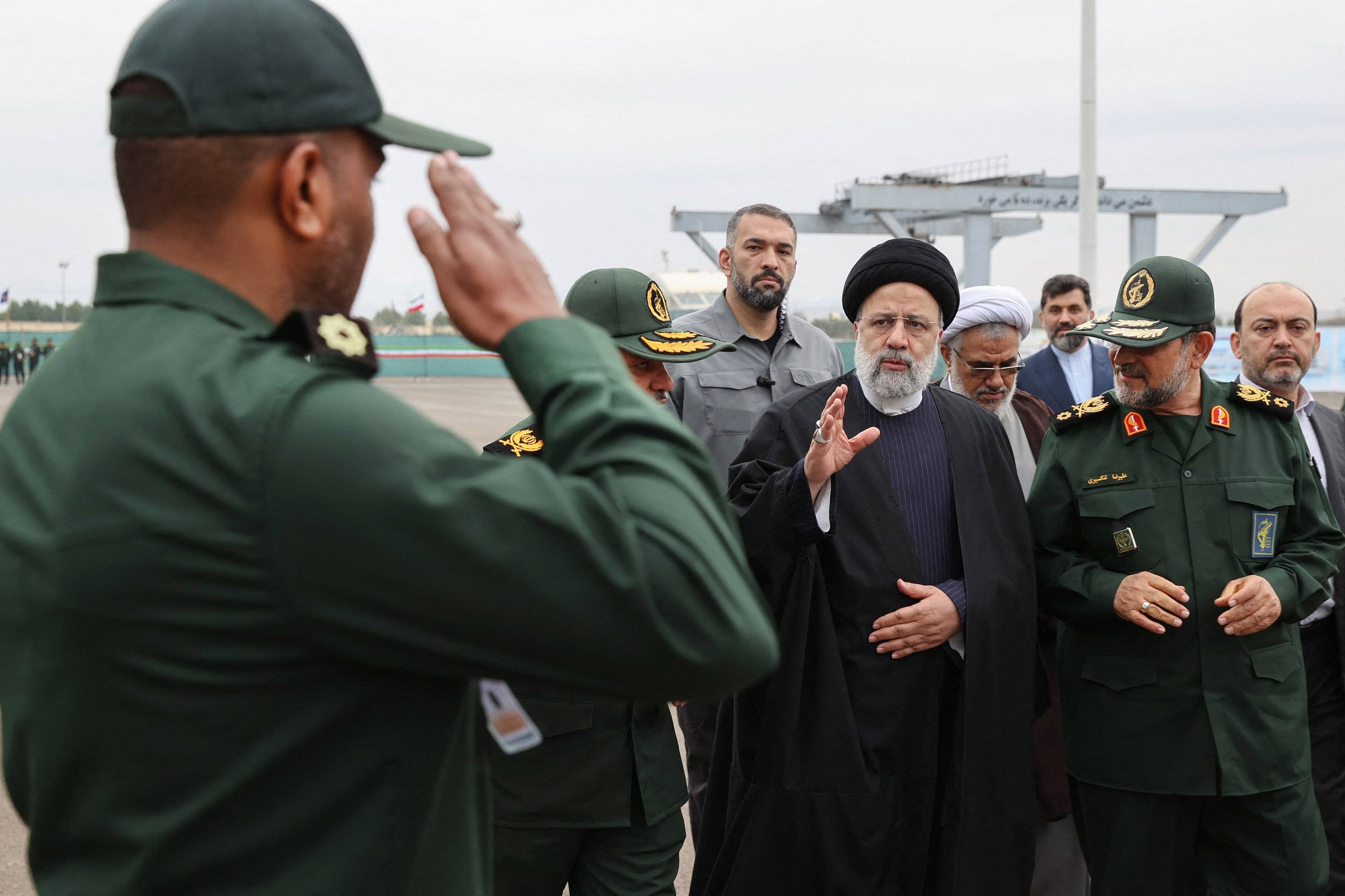 Irański wojskowy salutuje prezydentowi Ibrahimowi Raisiemu