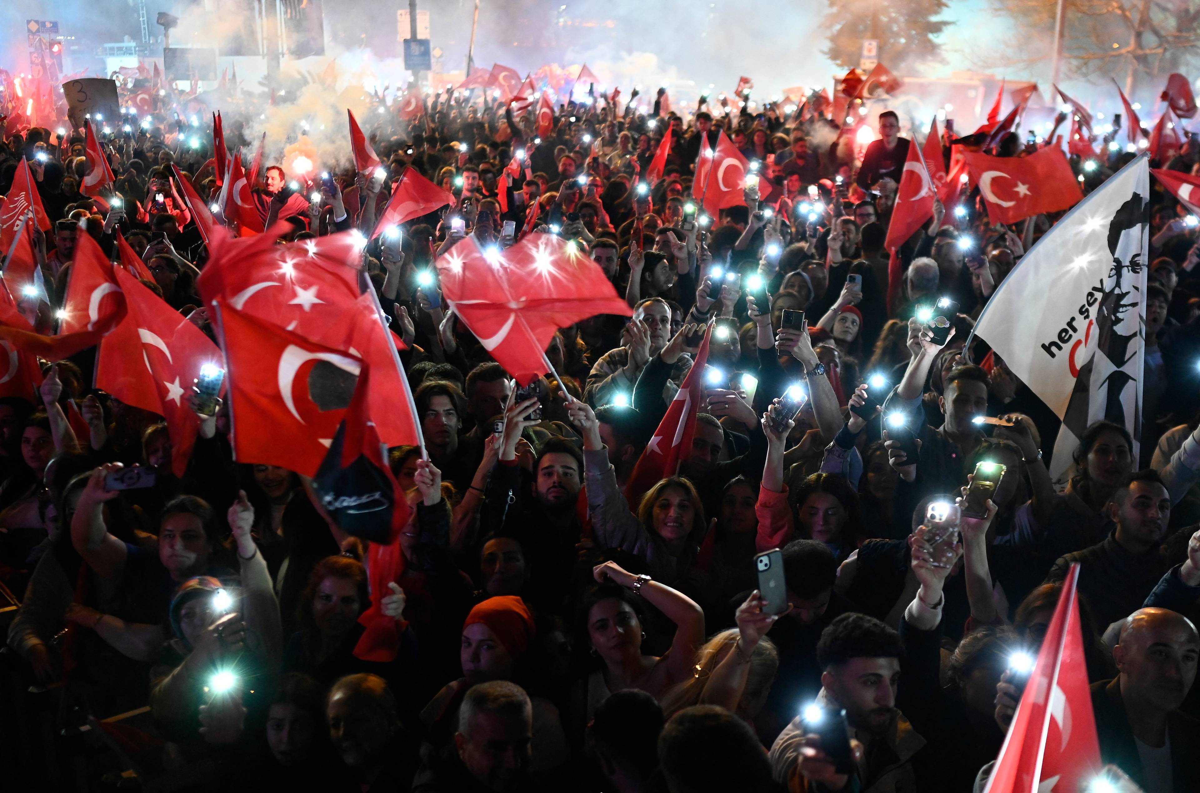 Wieczorny wec wyborców opozycjnej parti CHP w Turcji. Widać tureckie flagi