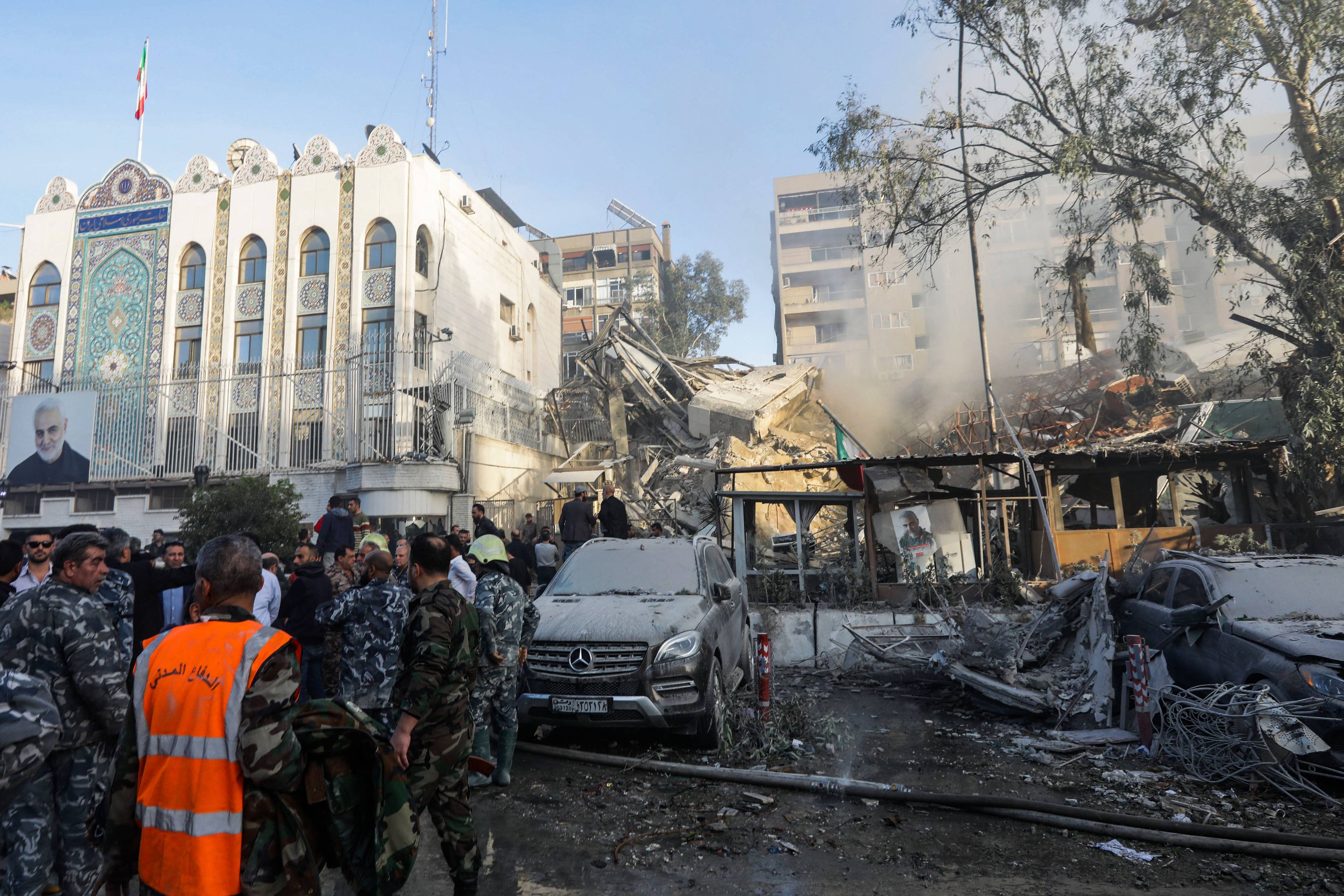 Zniszczony budynek rezydencji irańskiego ambasadora w Damaszku po izraelskim nalocie