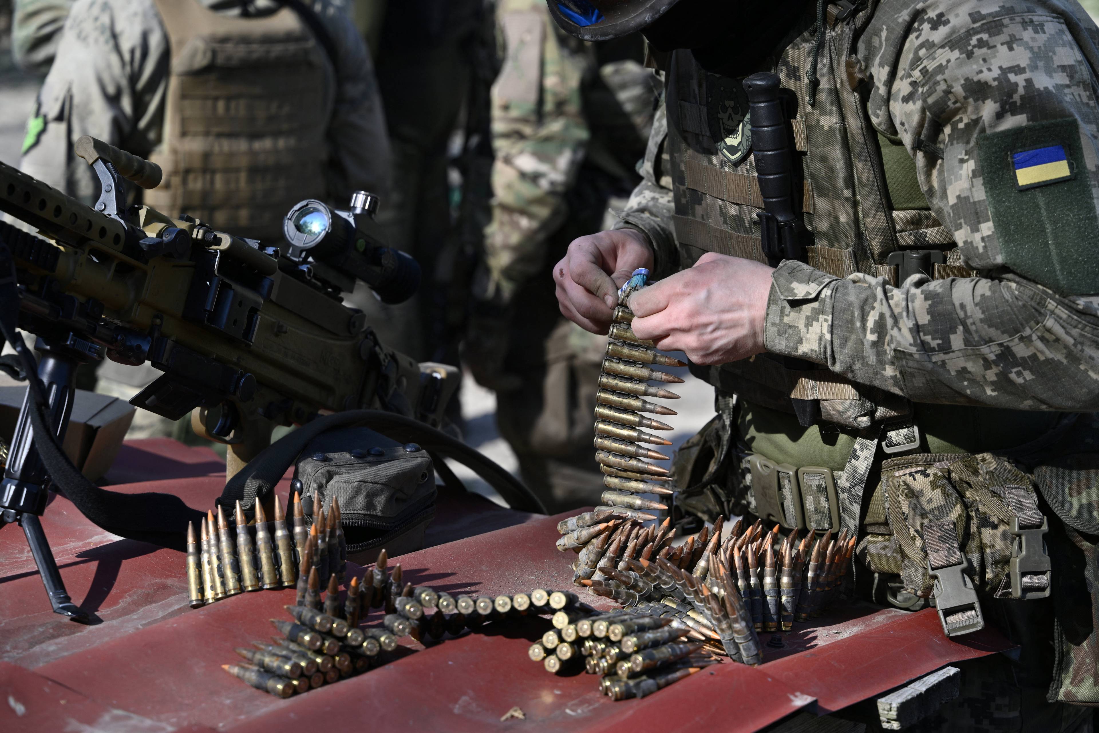 Żołnierze ukraińscy ćwiczą adowanie amunicji do broni maszynowej