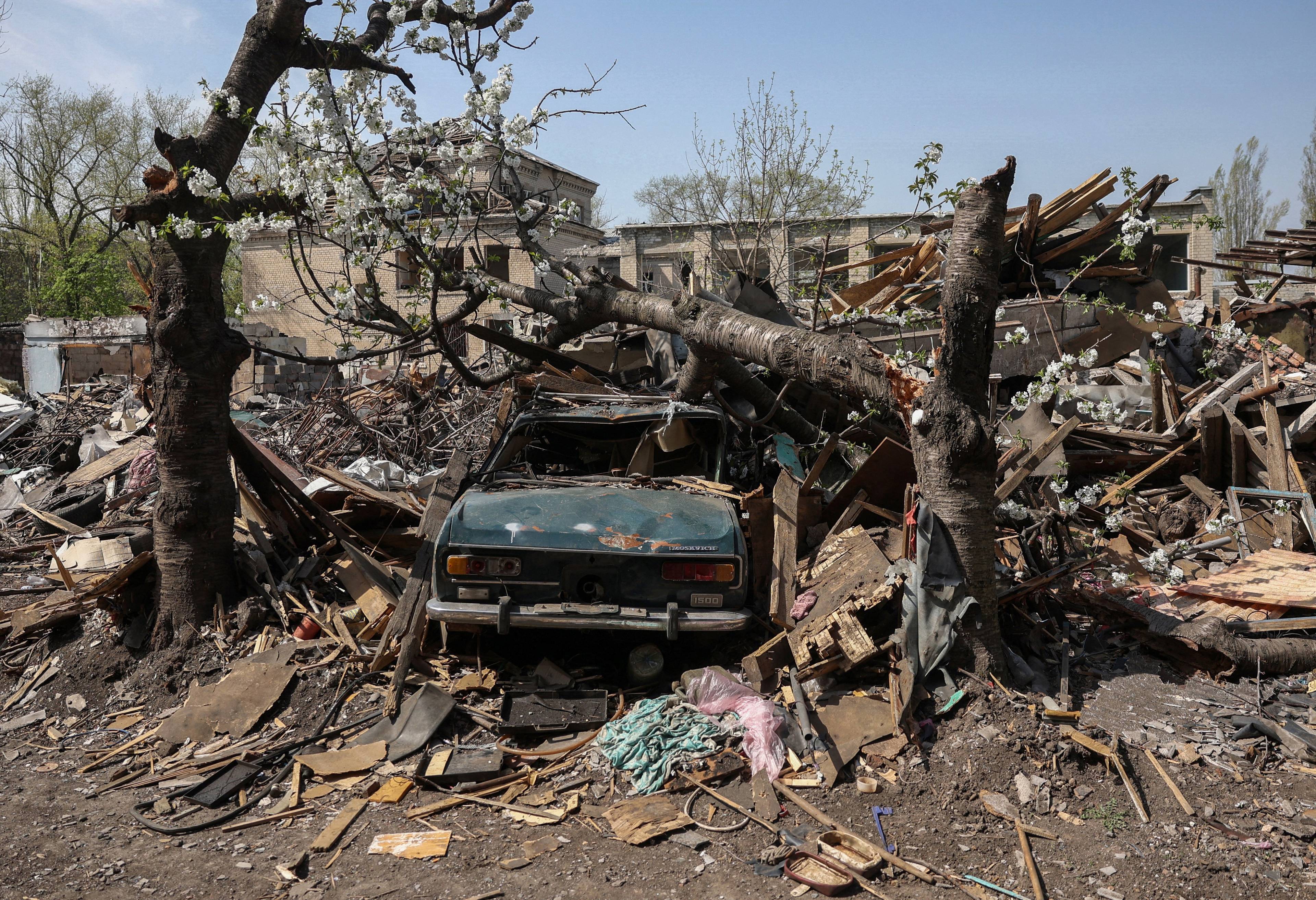 Zniszczony samochód po rosyjskim ataku rakietowym w Ukrainie