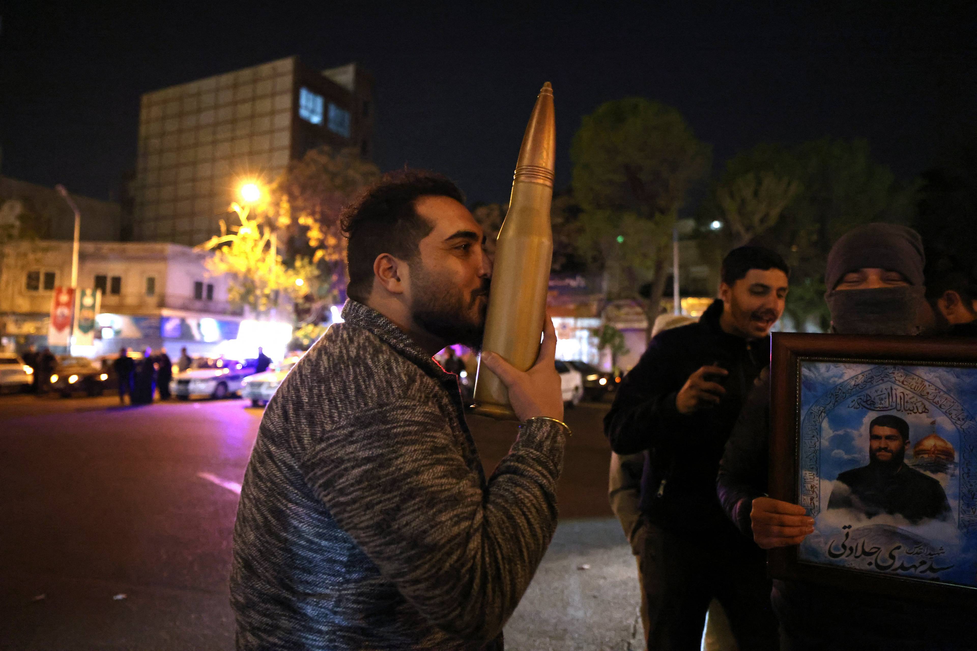 Demonstrant całuje replikę pocisku, podczas protestu na placu Palestyny ​​w Teheranie, 14 kwietnia 2024 r., po tym, jak Iran przeprowadził atak na Izrael.