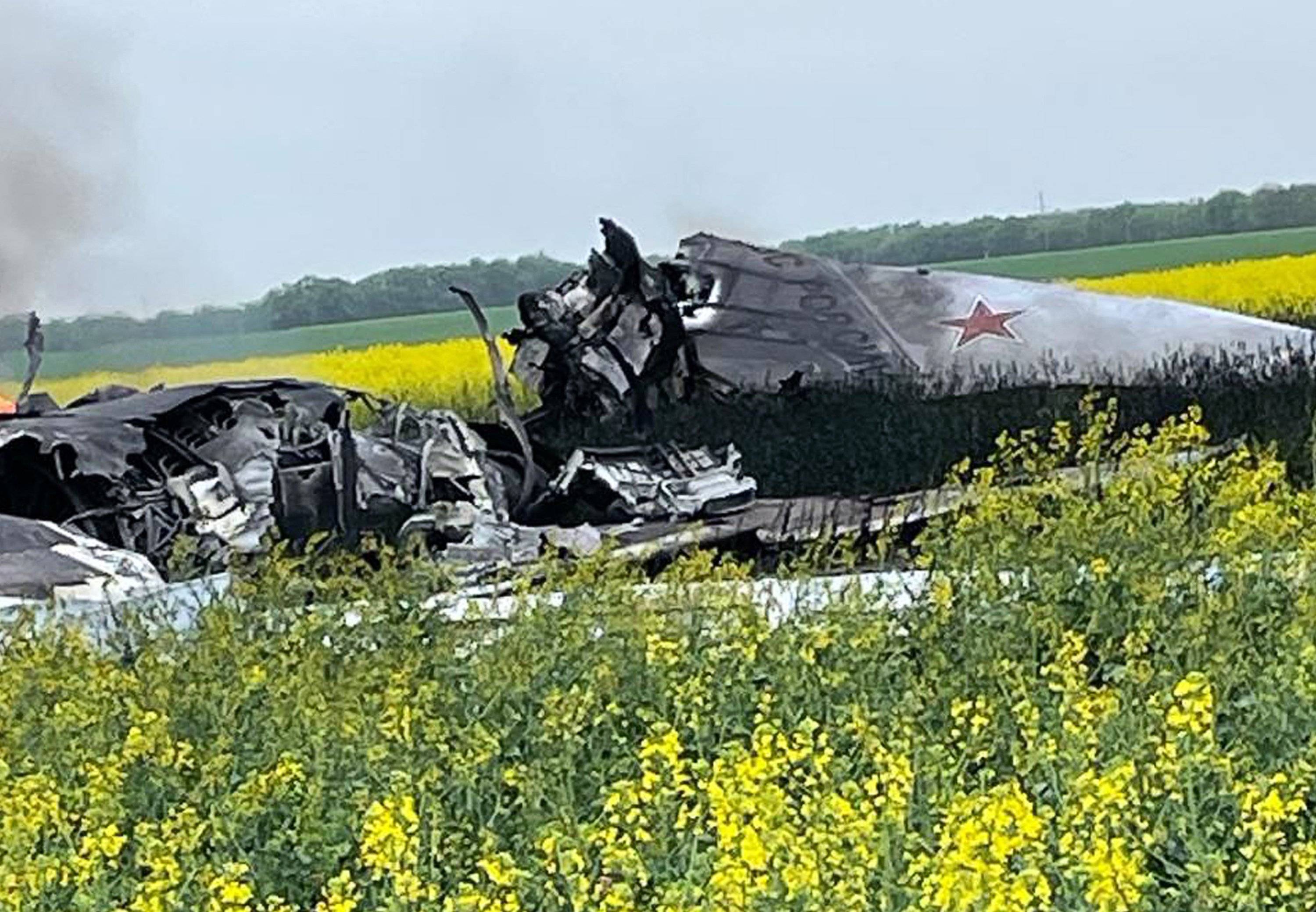 Zniszczony rosyjski samolot w polu