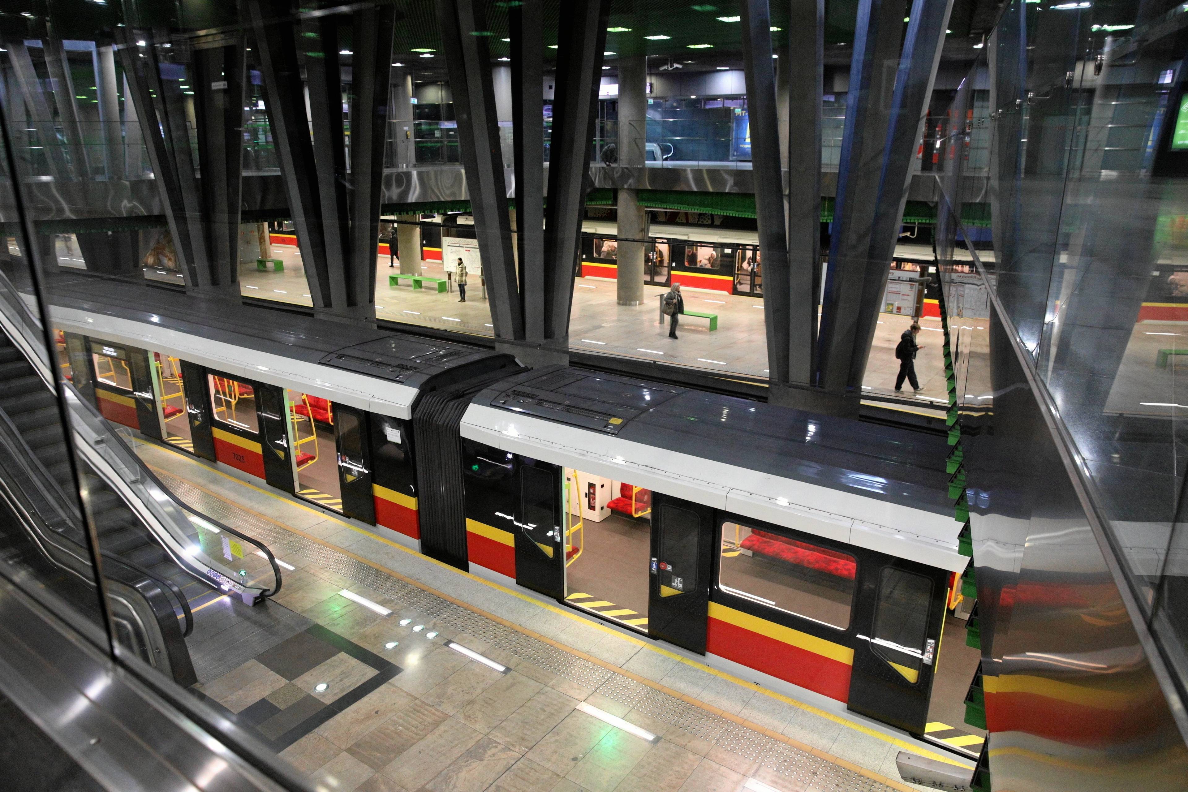 stacja warszawskiego metra widziana od góry