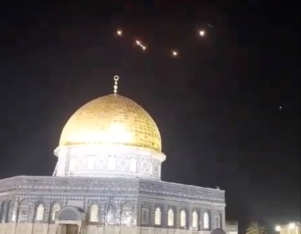 Rozbłyski wybuchów nad meczetem Kopuła na Skale w Jerozolimie. Atak Iranu