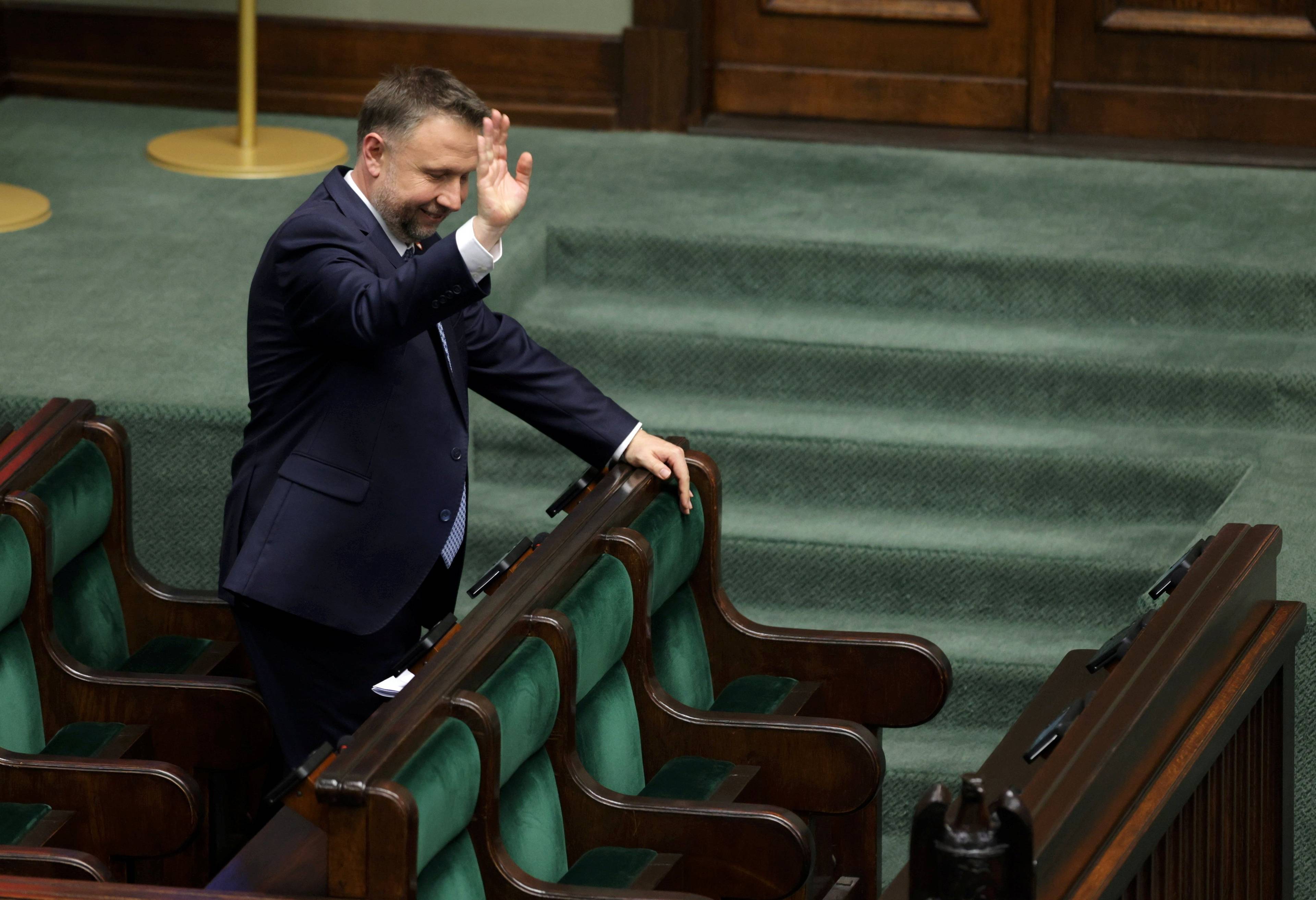 Marcin Kierwiński macha do posłów w sali plenarnej Sejmu