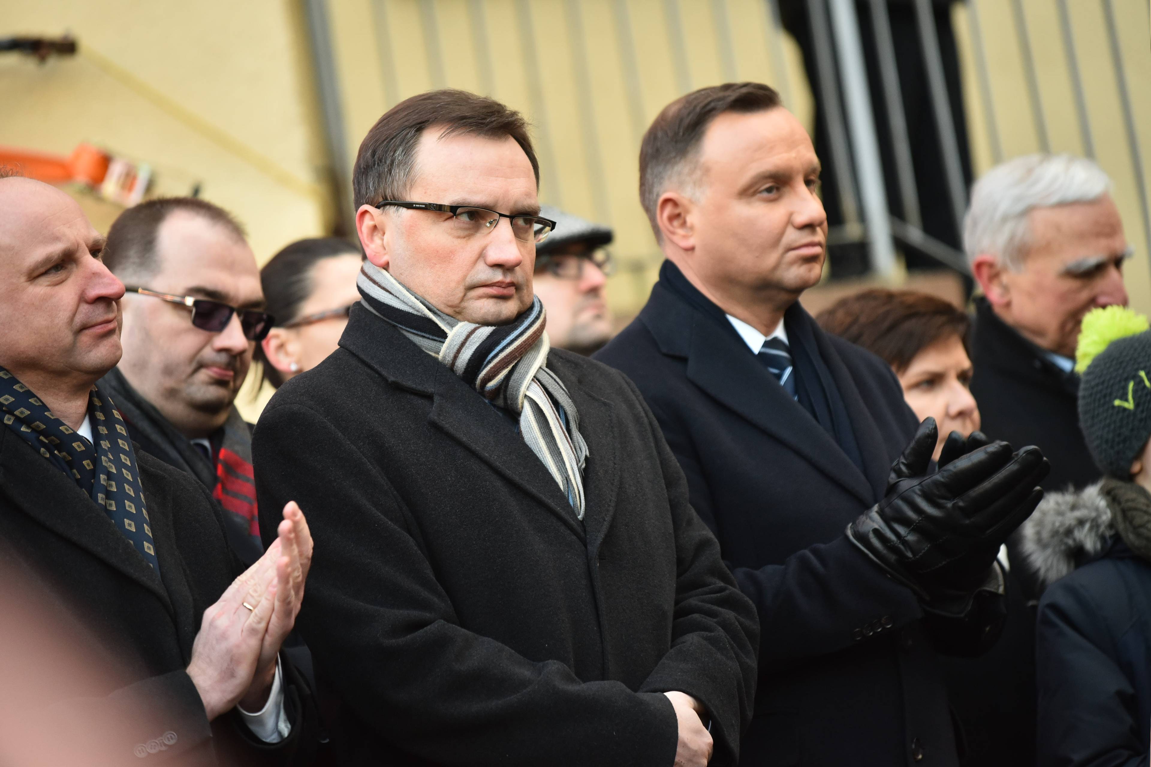Zbigniew Ziobro i Andrzej Duda stoją obok siebie na świeżym powietrzu, obaj ubrani w płaszcze