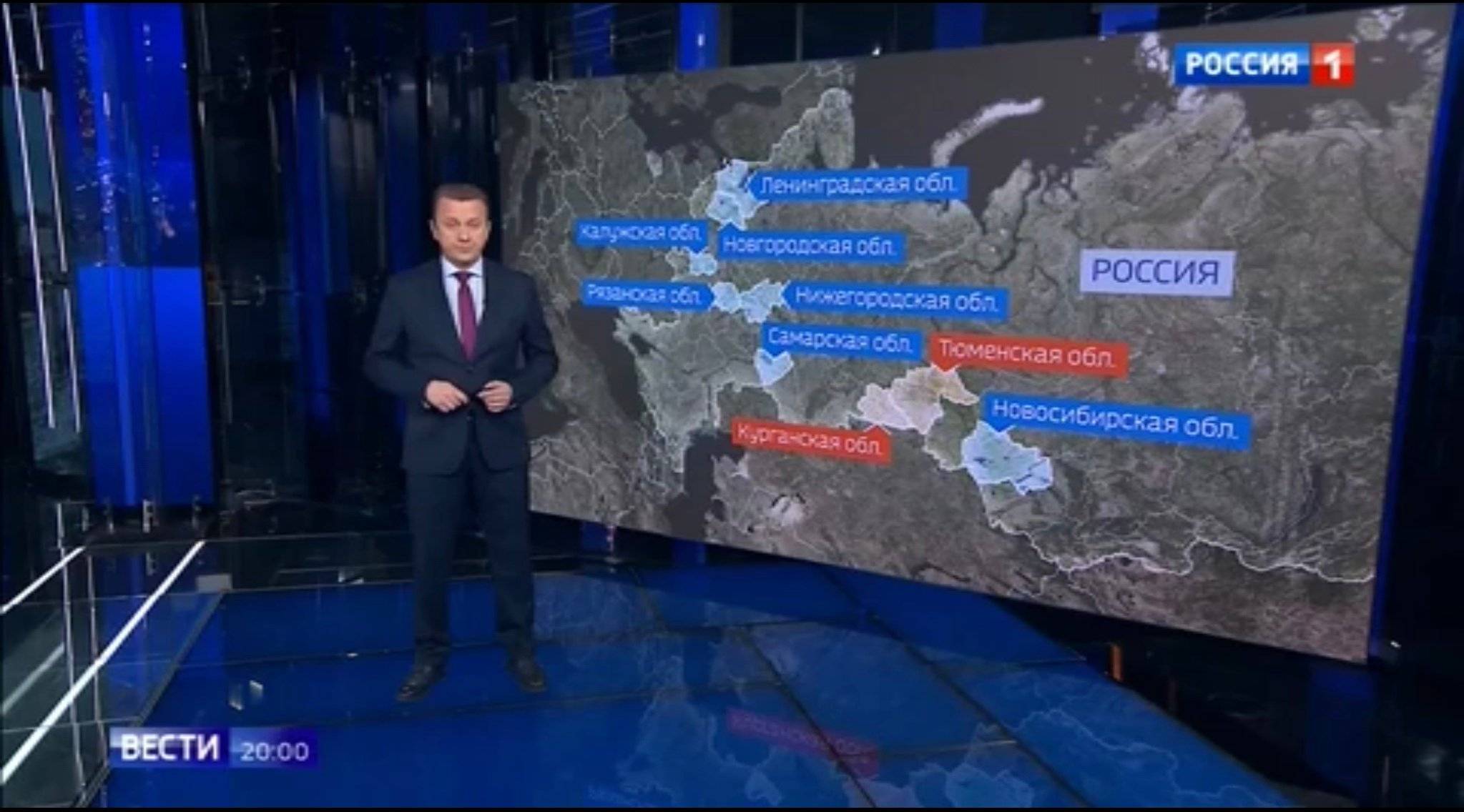 Prezenter pokazuje mapę rosji z licznymi miejscami powodzi