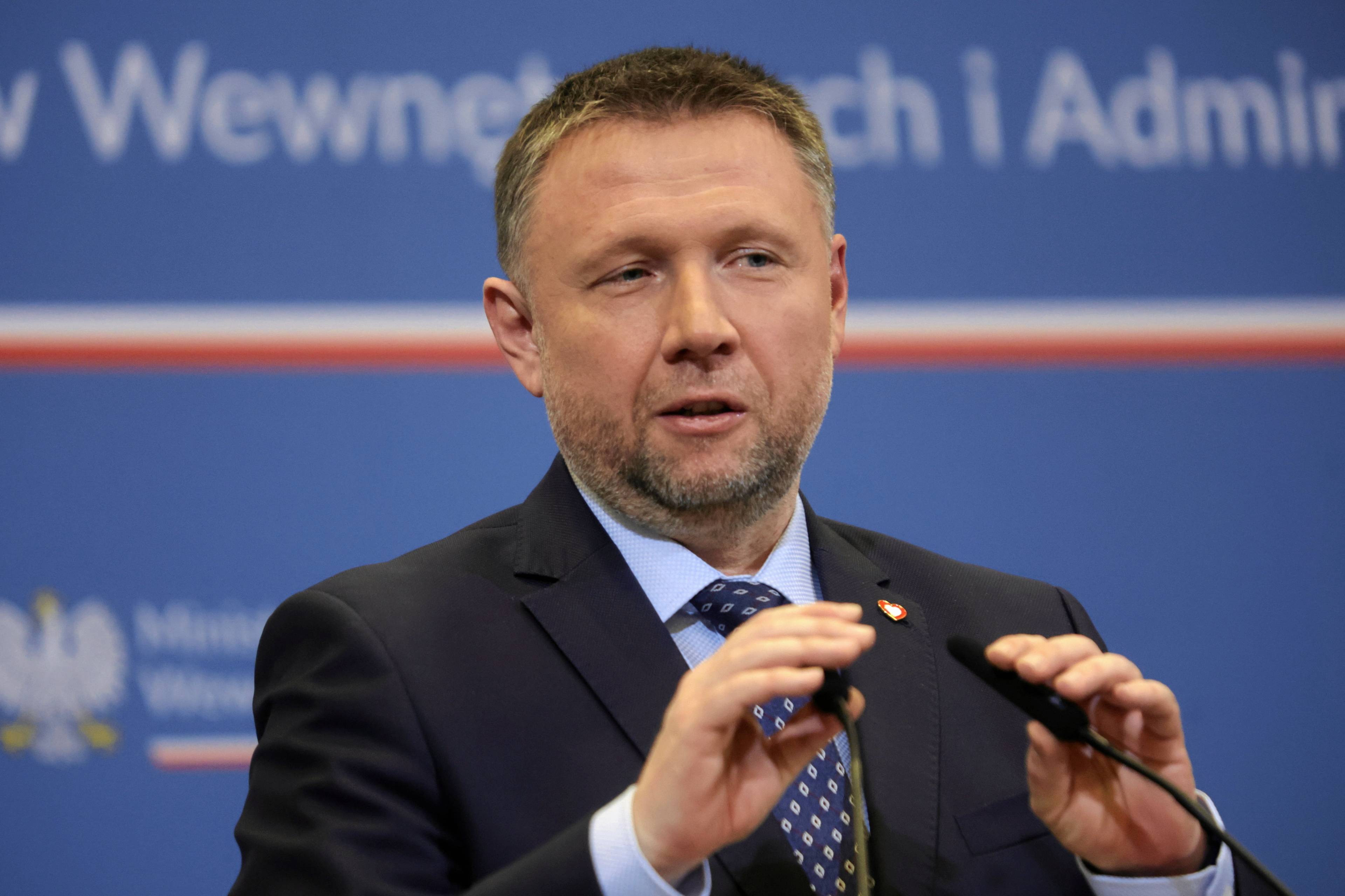 Minister spraw wewnętrznych Marcin Kierwiński przed mikrofonami