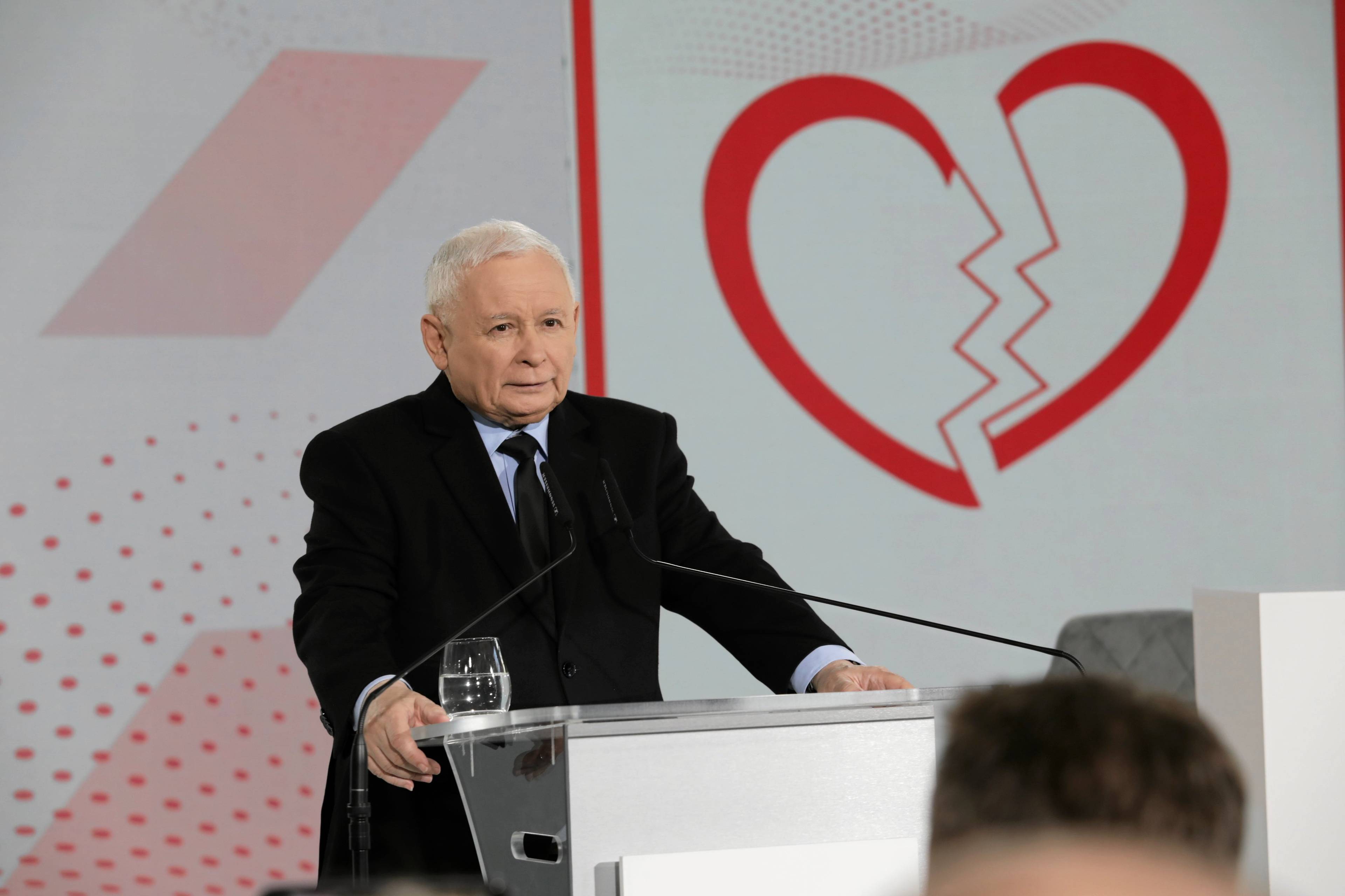 Prezes PiS Jarosław Kaczyński przed mikrofonem