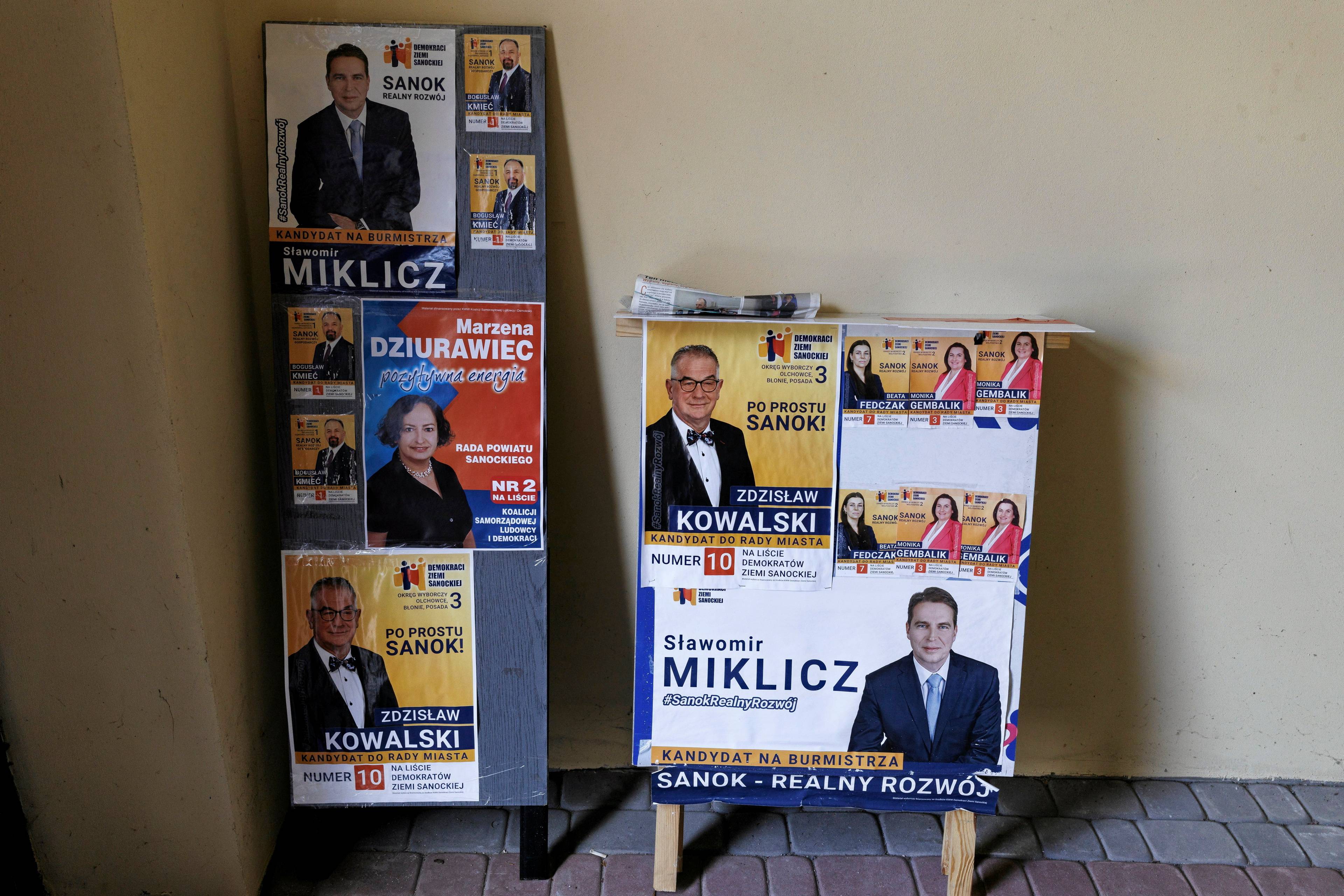 Kilka plakatów wyborczych w holu. Wybory samorządowe