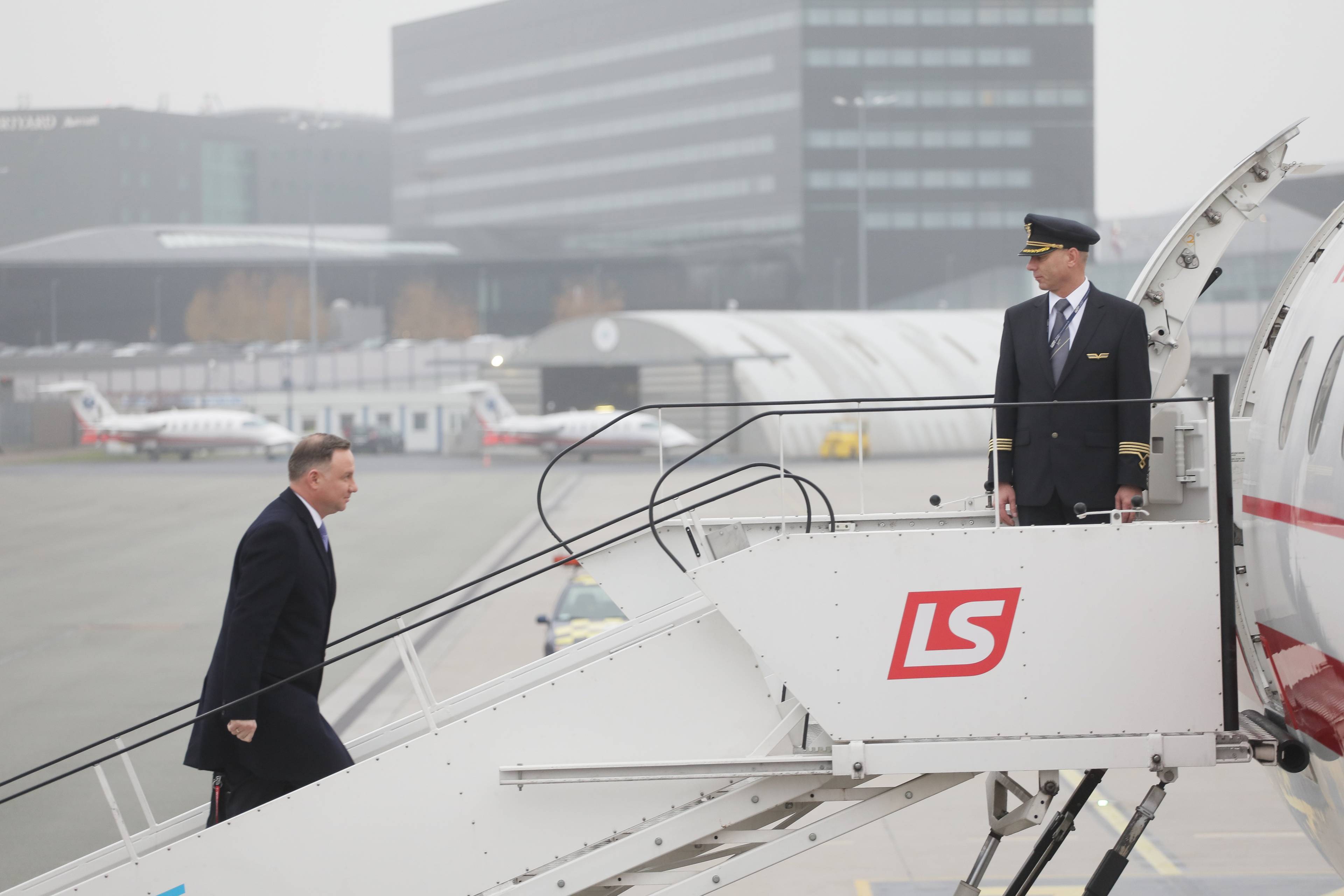 Andrzej Duda wchodzi na pokład samolotu