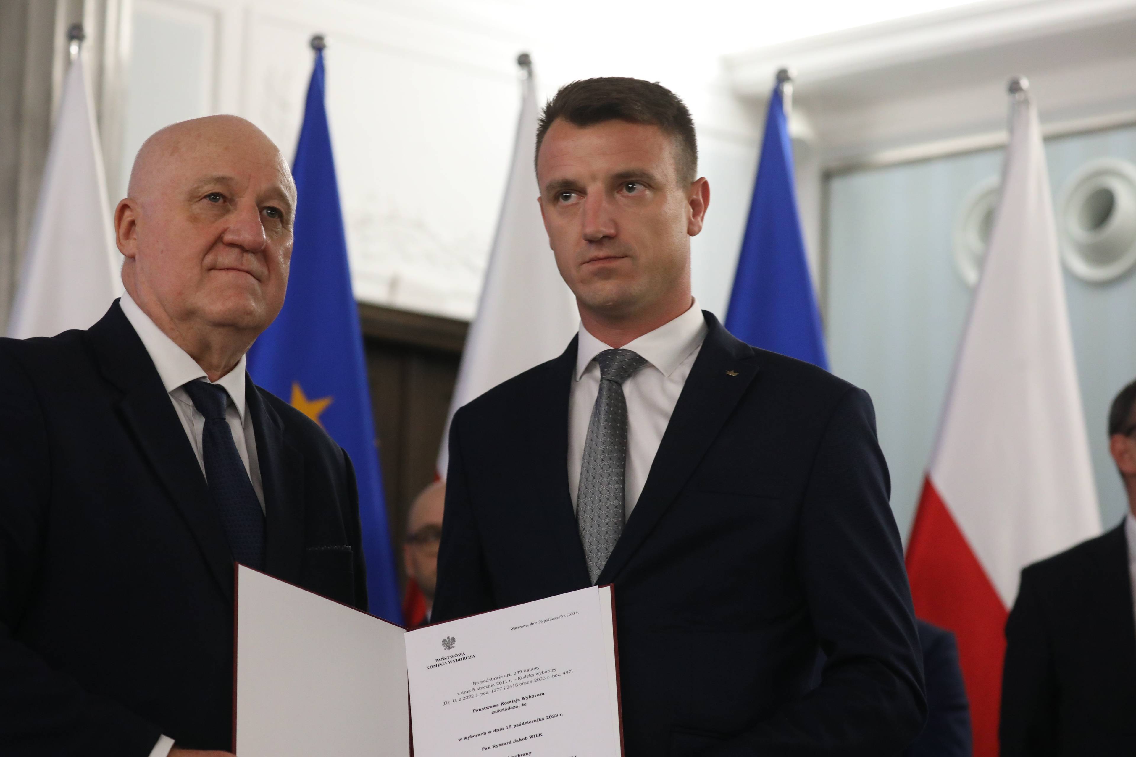 Ryszard Wilk odbiera w Sejmie zaświadczenie o wyborze na posła