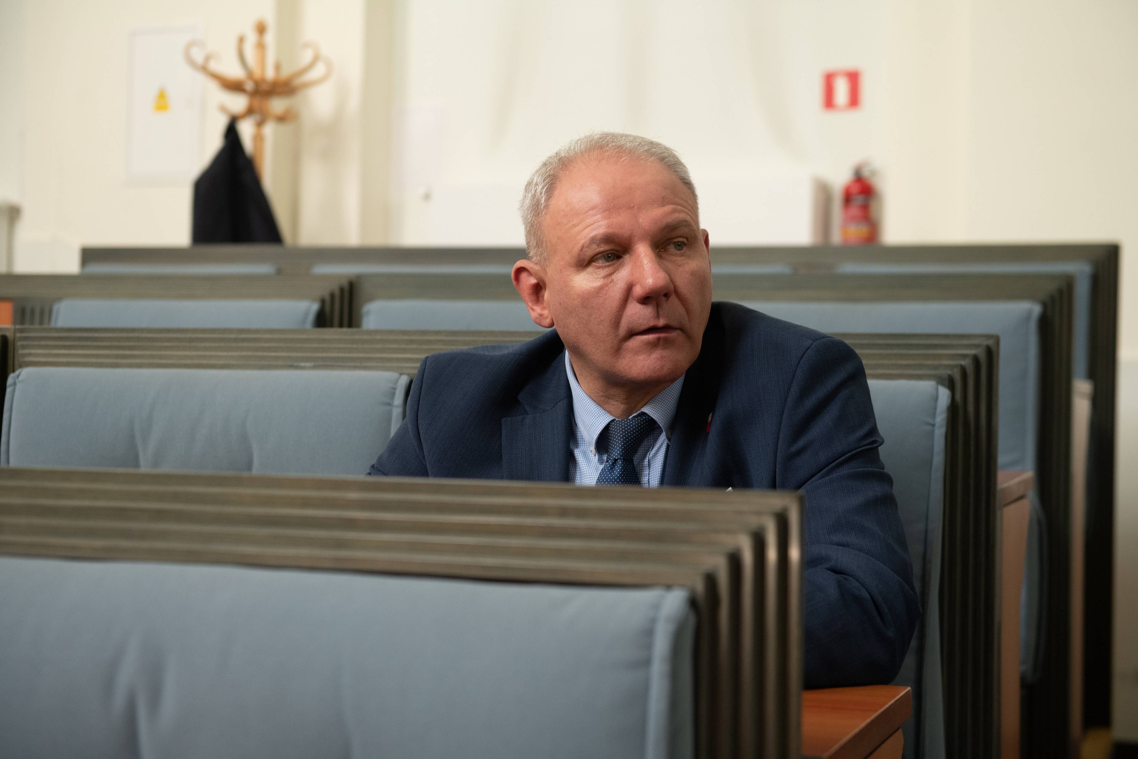 Jacek Protasiewicz siedzi w ławach w urzędzie