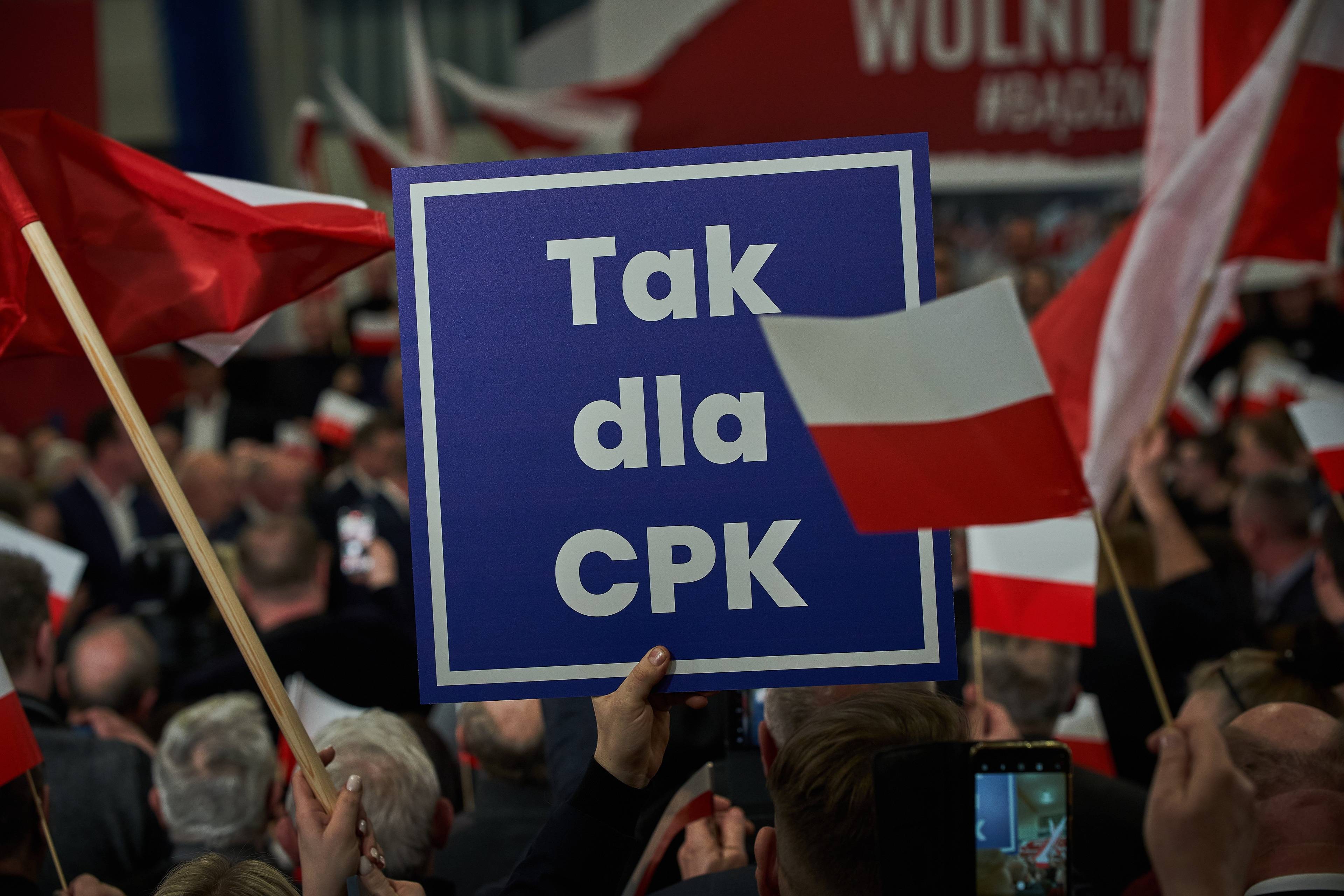 Kwadratowy niebieski banner z napisem "Tak dla CPK"