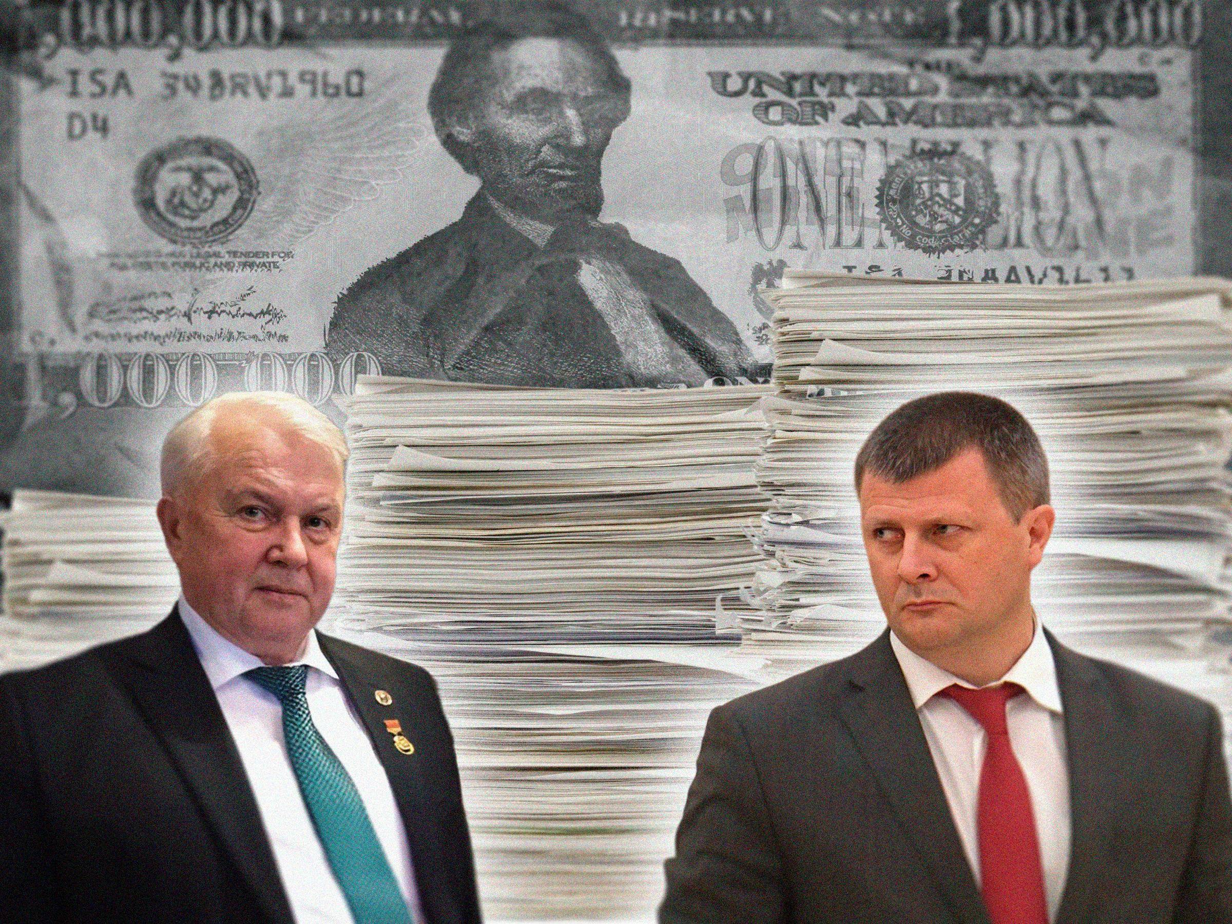 dwóch mężczyzn na tle banknotu dolarowego