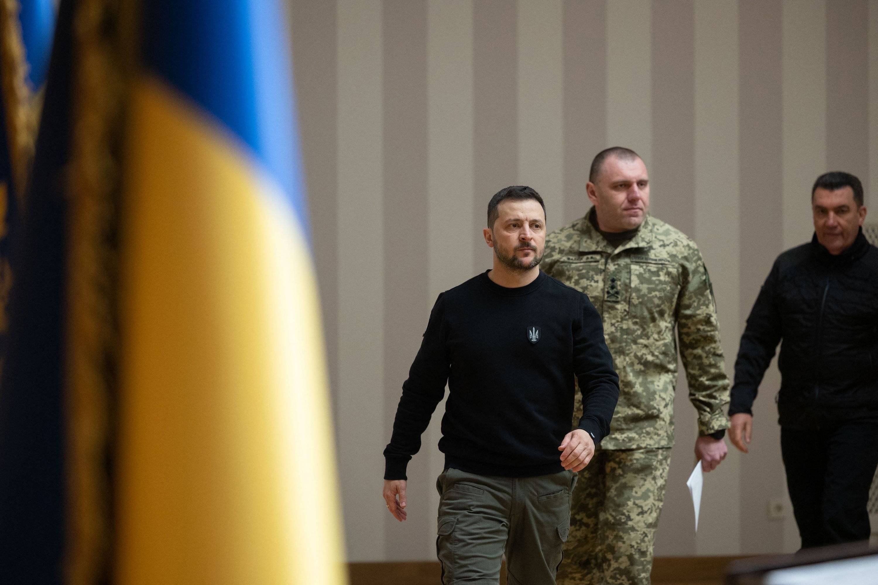 Na zdjęciu są dwaj mężczyźni - prezydent Ukrainy (w czarnym sweterze) oraz szef SBU Maluk. Po lewej stronie widać fragment flagi Ukrainy.