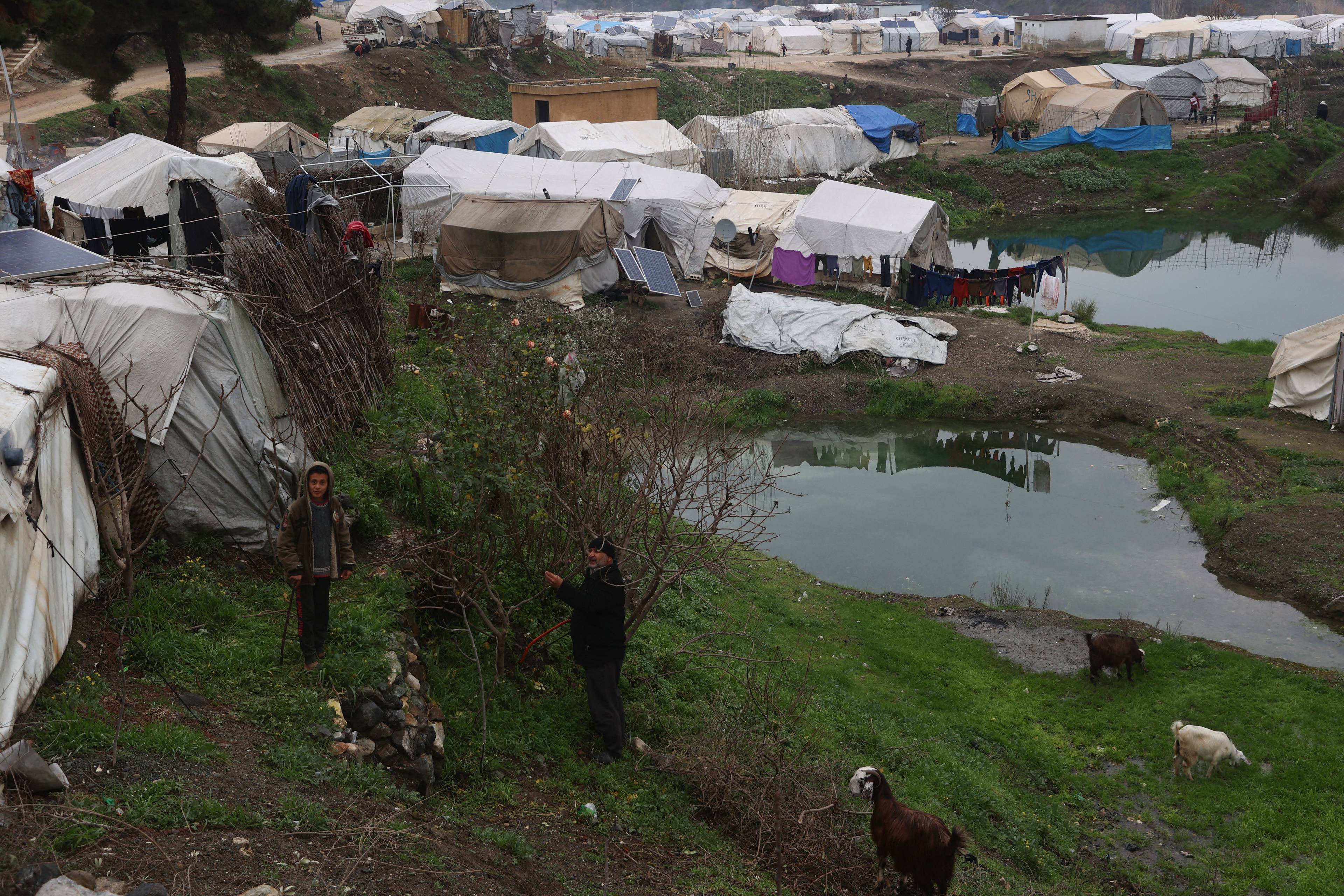 namioty mieszkalne, część stoi w wodzie. Syria