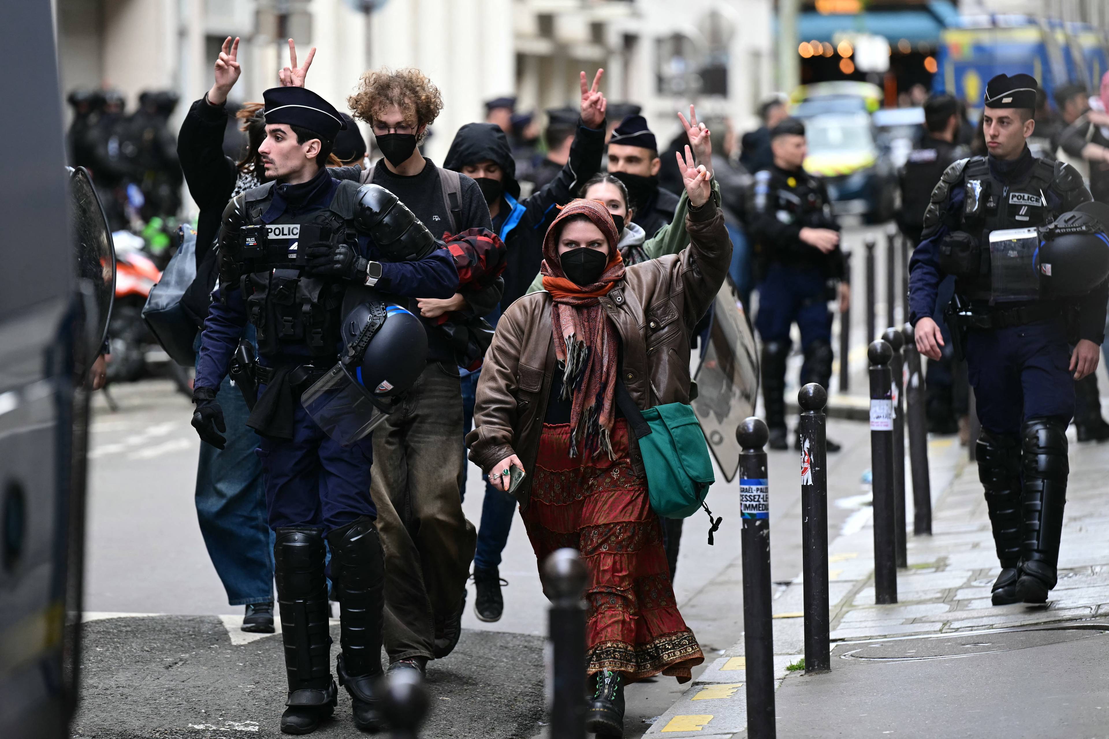 Francuska policja eskortuje zatrzymanych