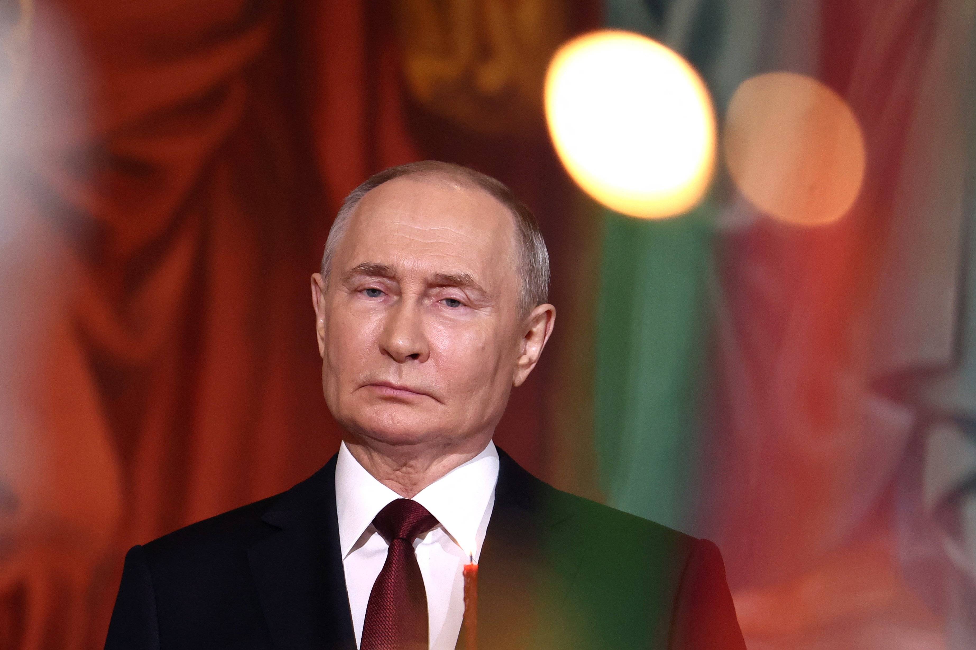 Zbrodniarz wojenny Władimir Putin stoi zamyślony