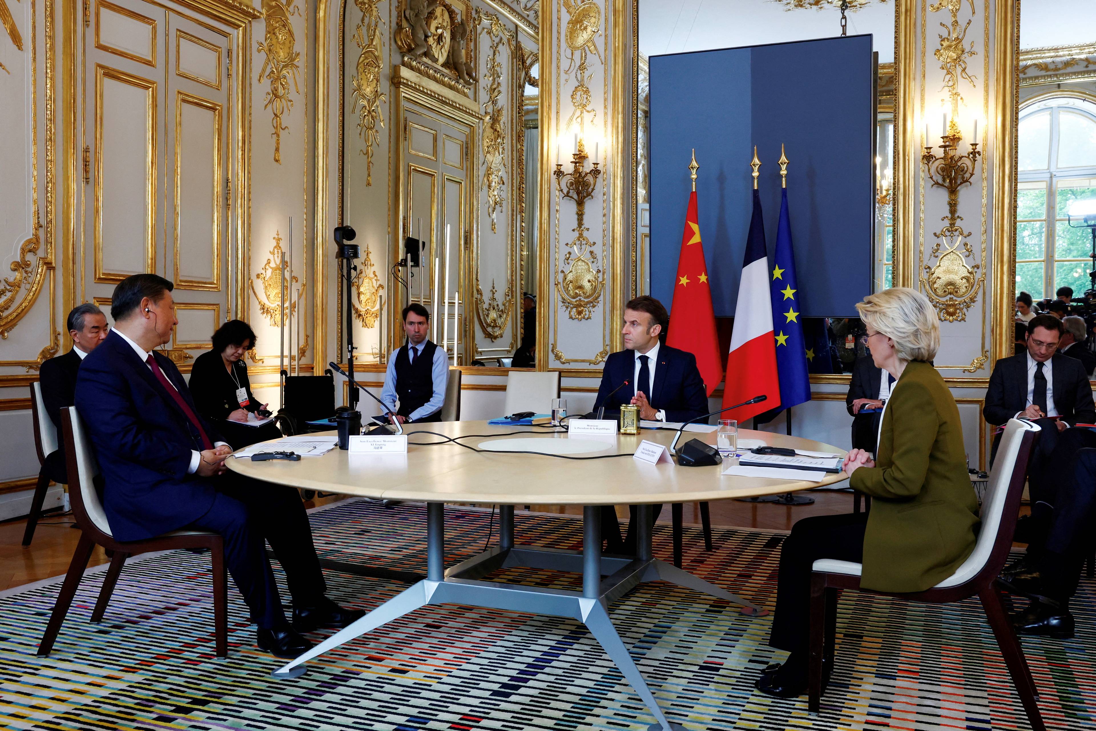 Xi Jinping, Ursula von der Leyen i Emmanuel Macron przy stole w Pałacu Elizejskim