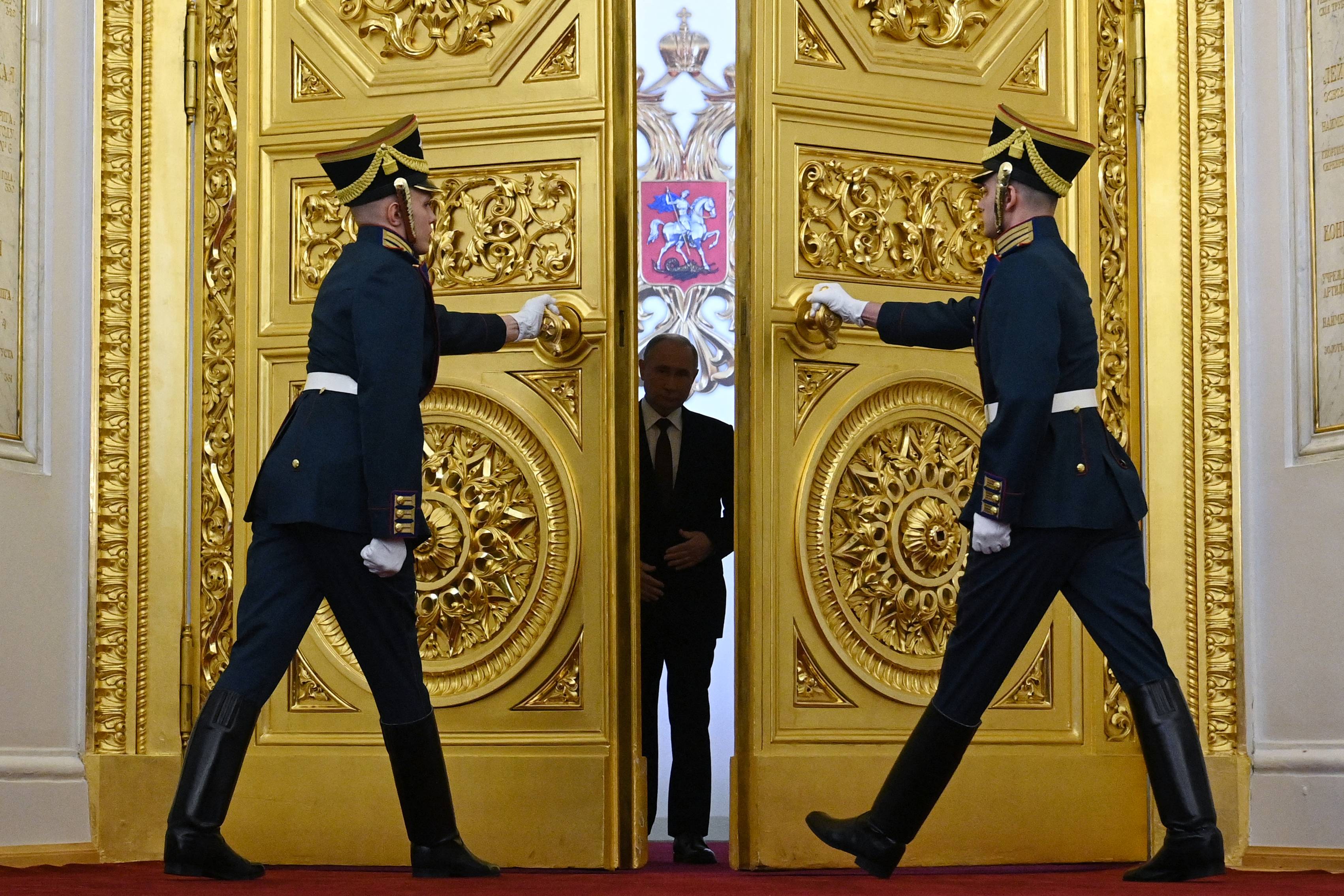 Putin wchodzi przez złote drzwi