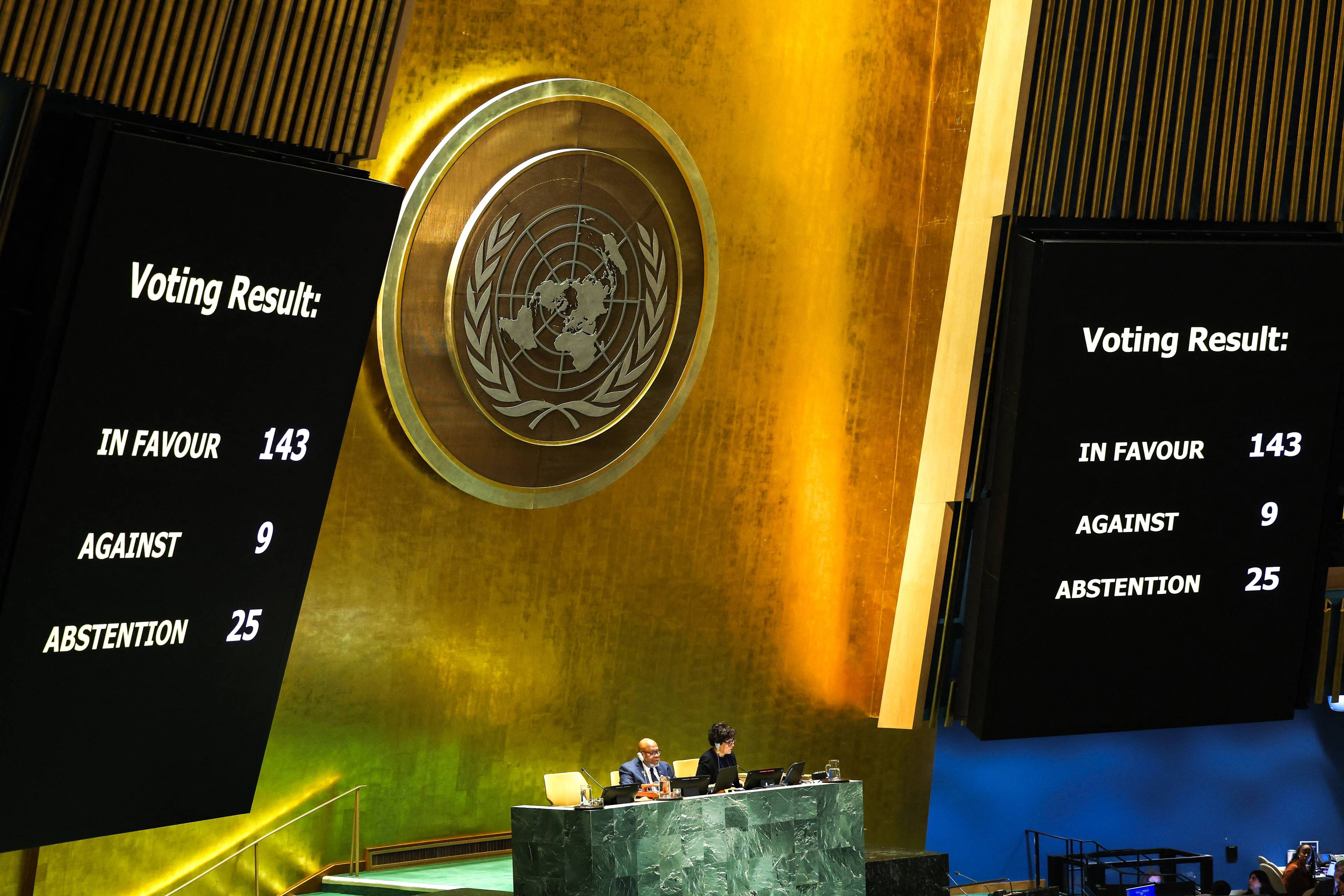 Wyniki głosowania nad rezolucją Rady Bezpieczeństwa ONZ w sprawie ponownego rozważenia i poparcia pełnego członkostwa Palestyny w Organizacji Narodów Zjednoczonych są wyświetlane podczas specjalnej sesji Zgromadzenia Ogólnego ONZ w siedzibie ONZ w Nowym Jorku