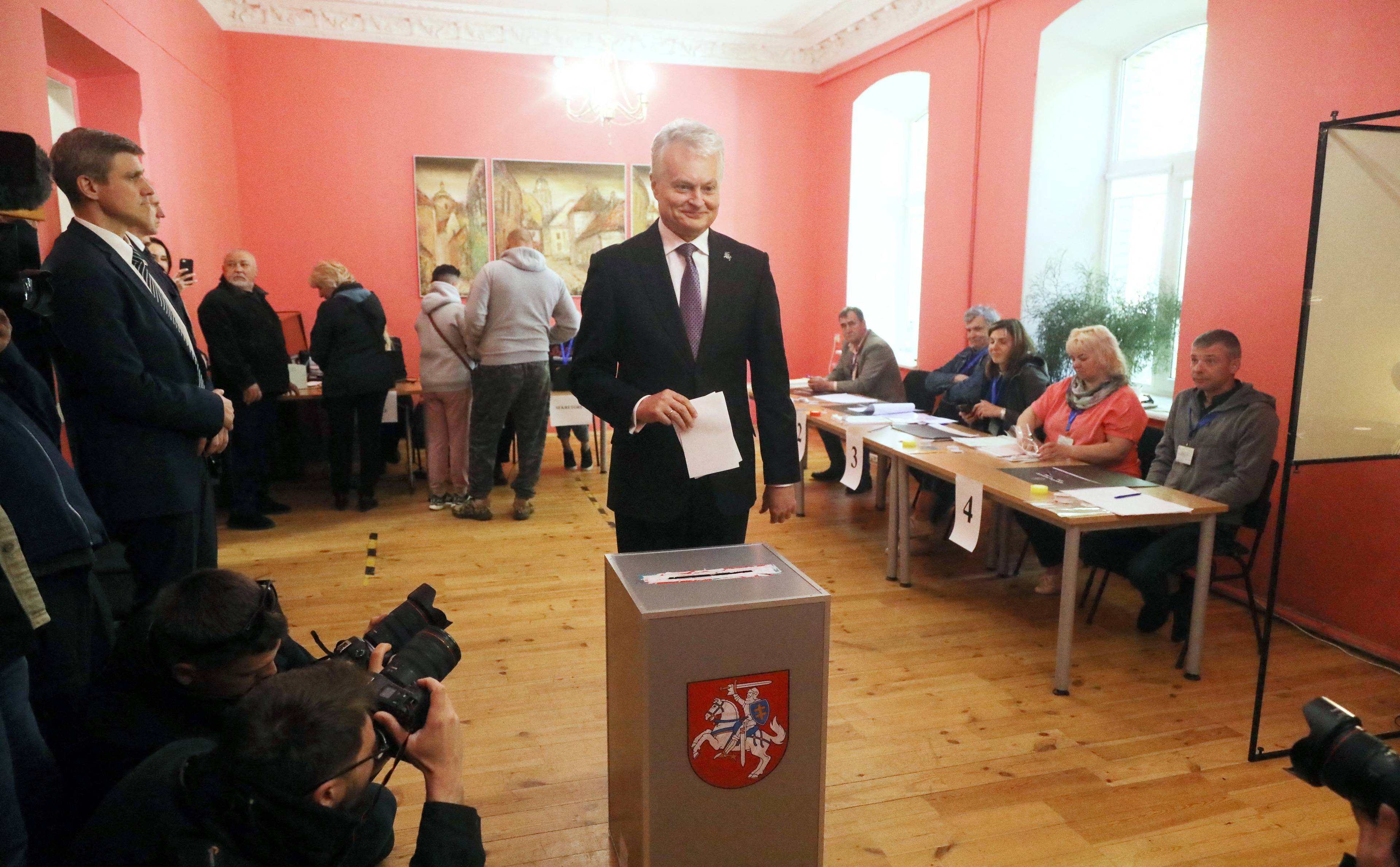 Prezydent Litwy Gitanas Nauseda oddaje głos w wyborach prezydenckich