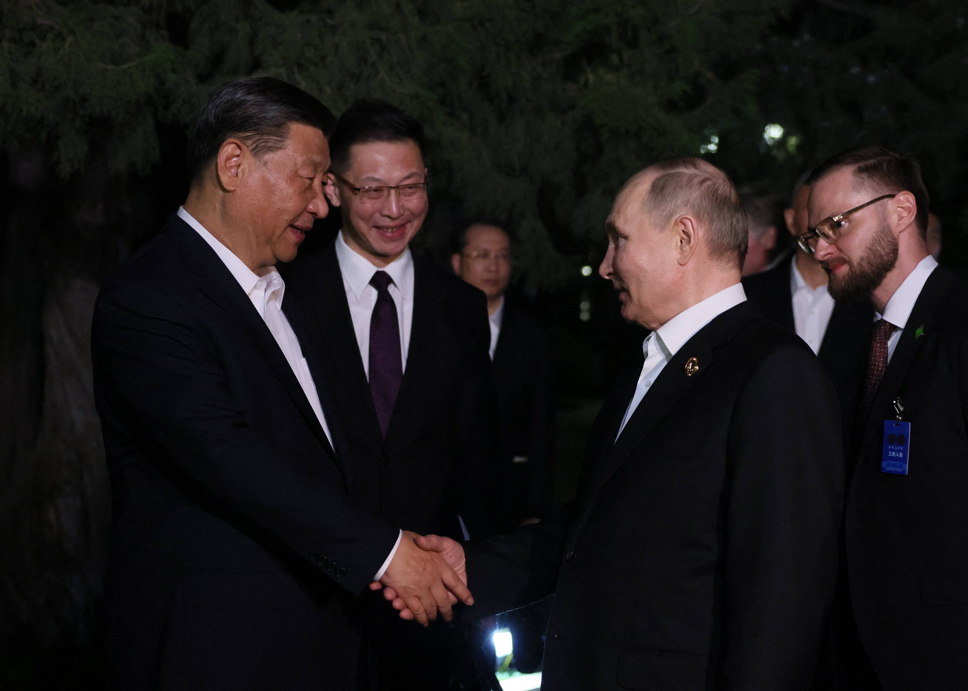 Putin i Xi ściskają sobie dłonie