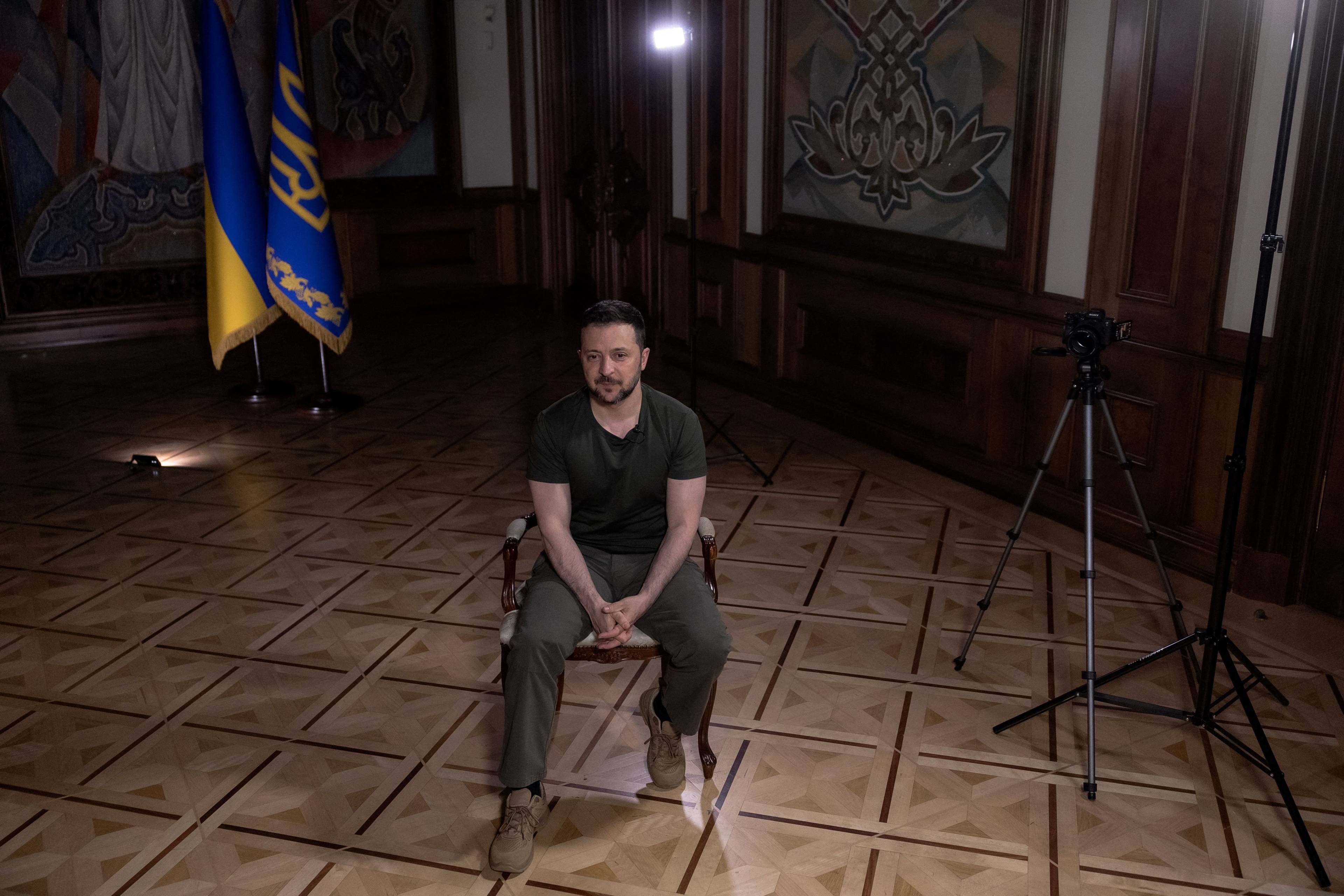Prezydent Zełenski siedzi na krześle w pustym pokoju