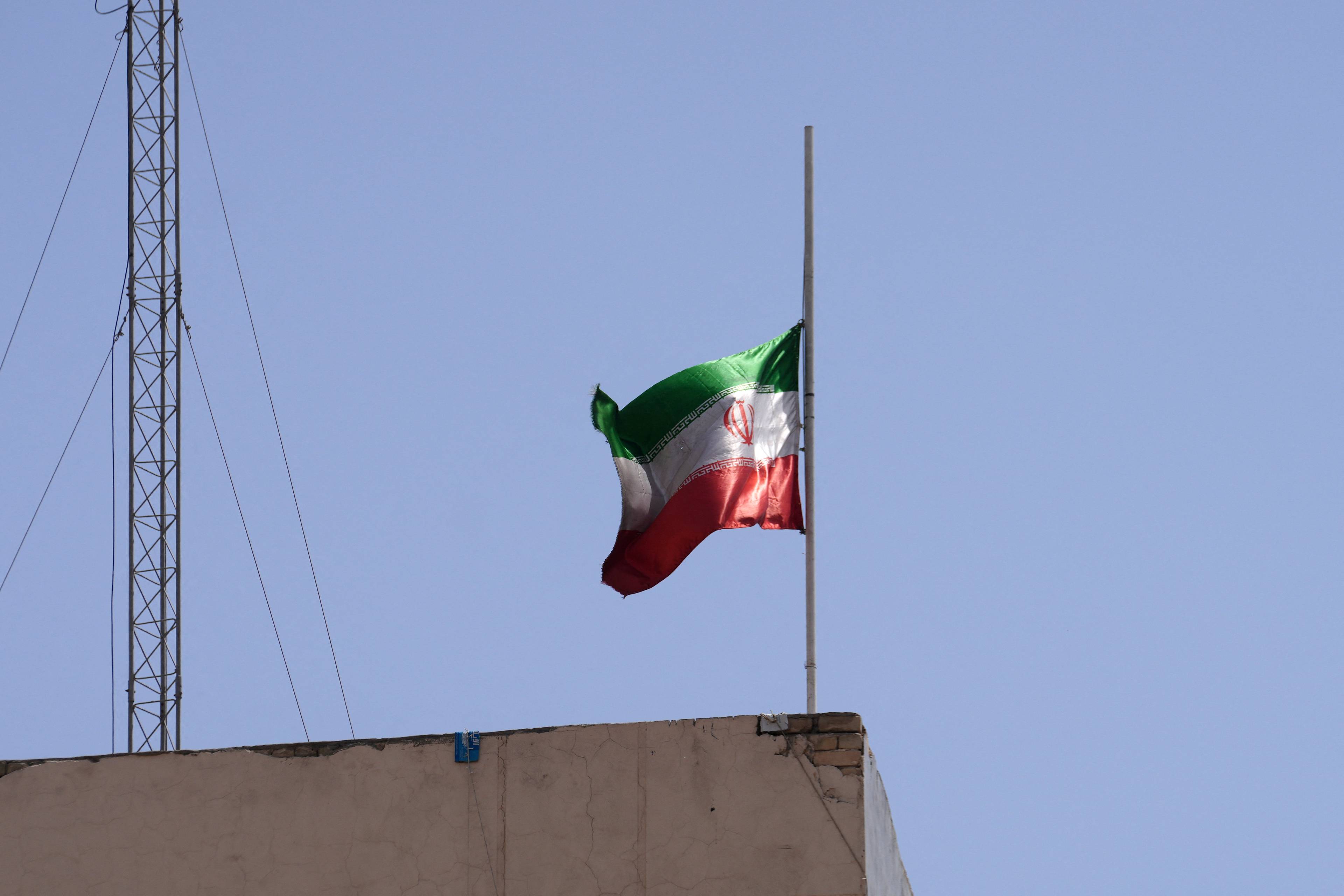Opuszczona do pół maszty flaga Iranu - znak żałoby