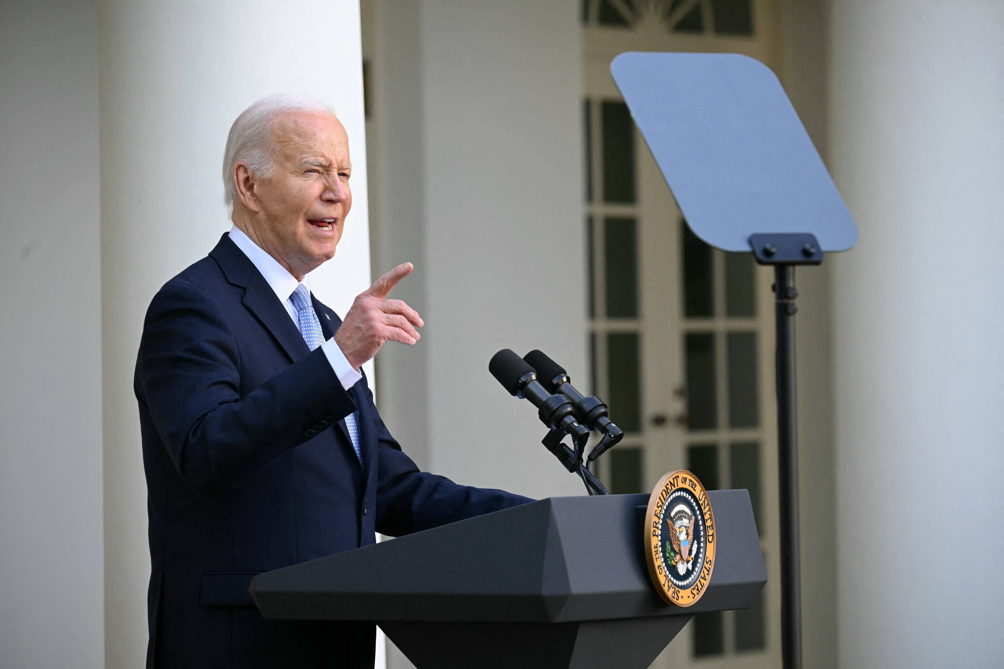 Prezydent USA Joe Biden przemawia na trawniku przed Białym Domem, patrzy w teleprompter