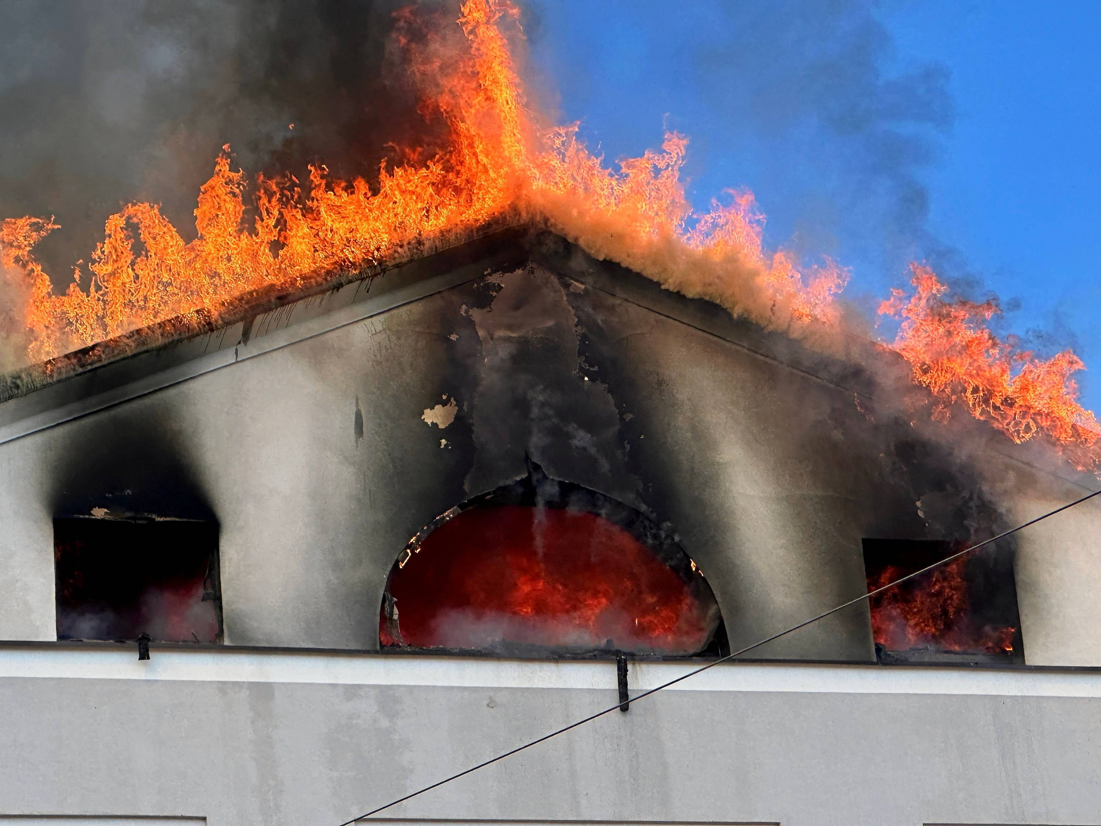 Płonący dach szkoły