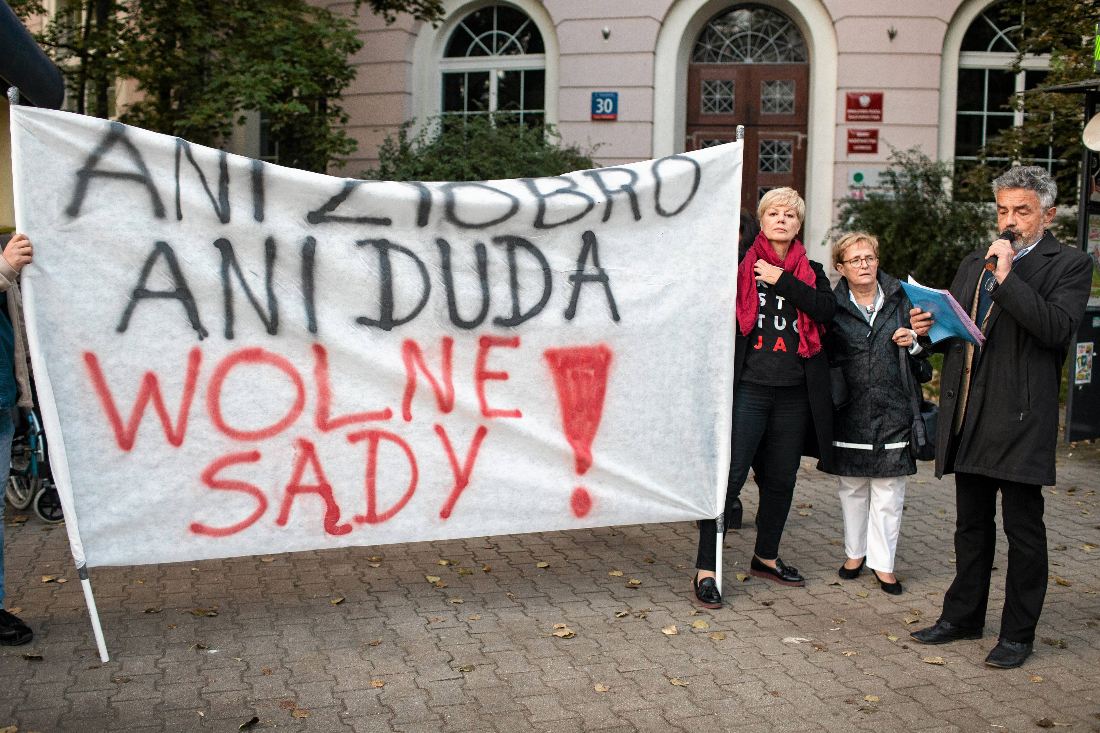 Kolka osób trzyma baner z napisem Ani Ziobro Ani Duda Wolne sądy