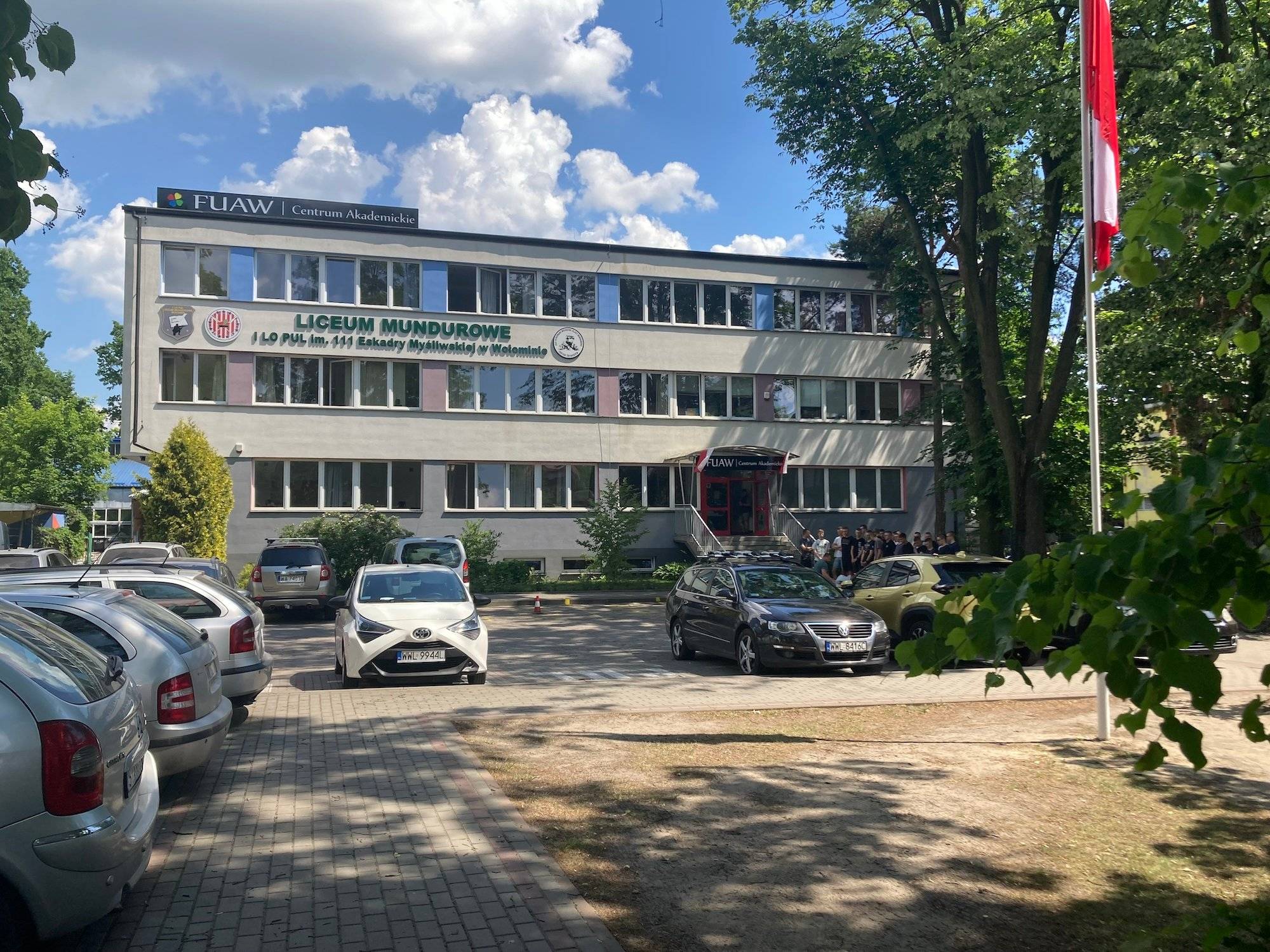 Siedziba FUAW w Wołominie – PRL-owski budynek, na pierwszym planie parking