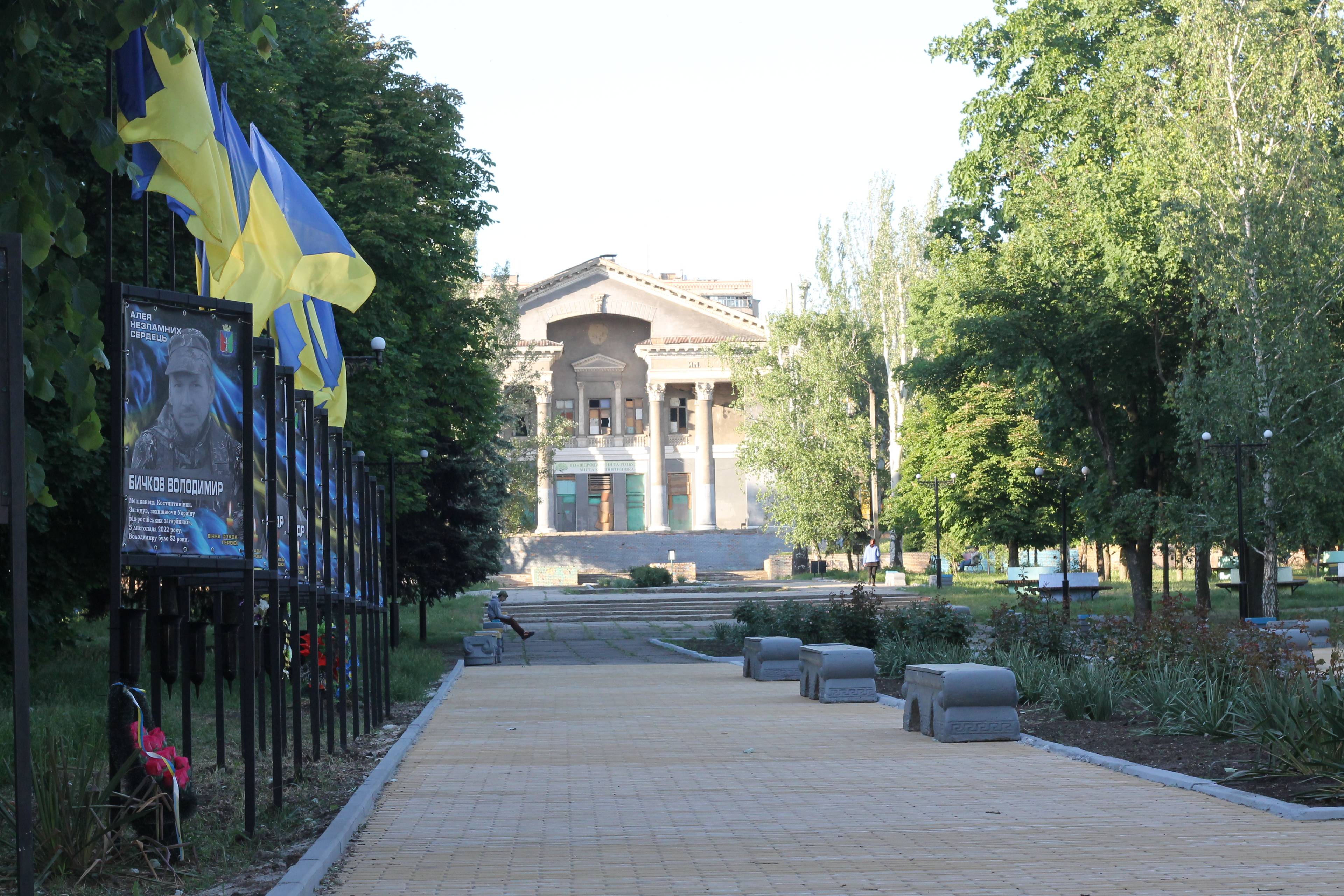 aleja z flagami ukraińskim i dużymi portretami żołnierzy