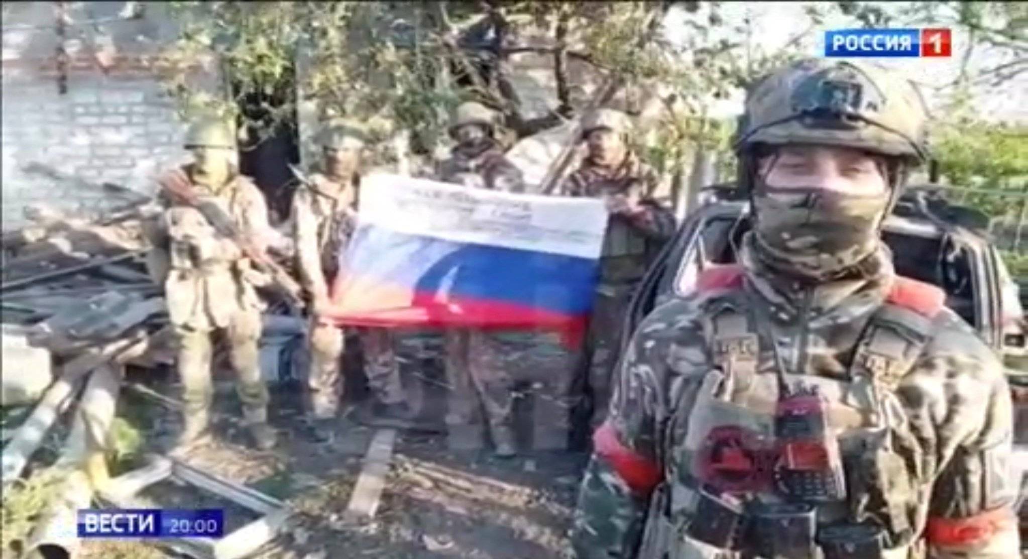 Żołnierze pozują z rosyjską flagą