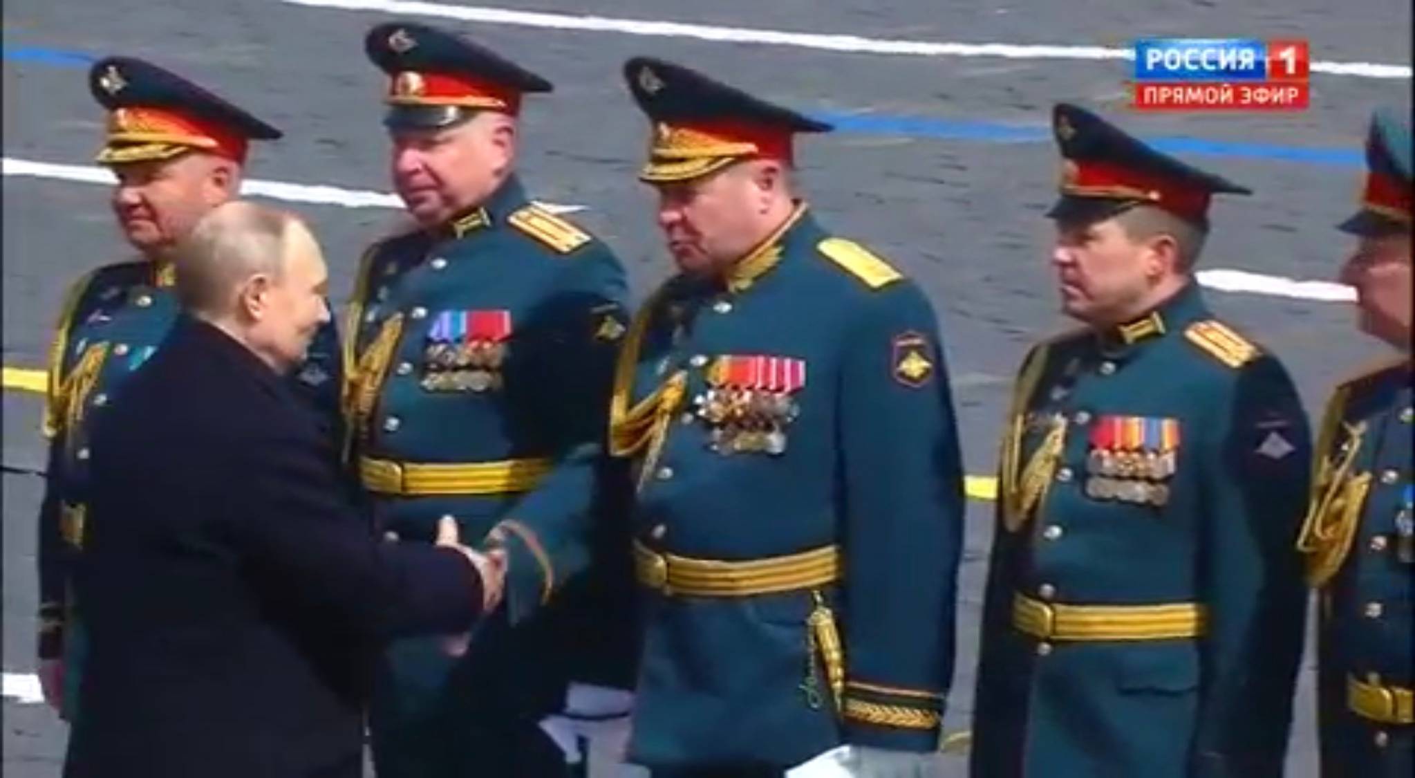 Putin i wojskowi w mundurach