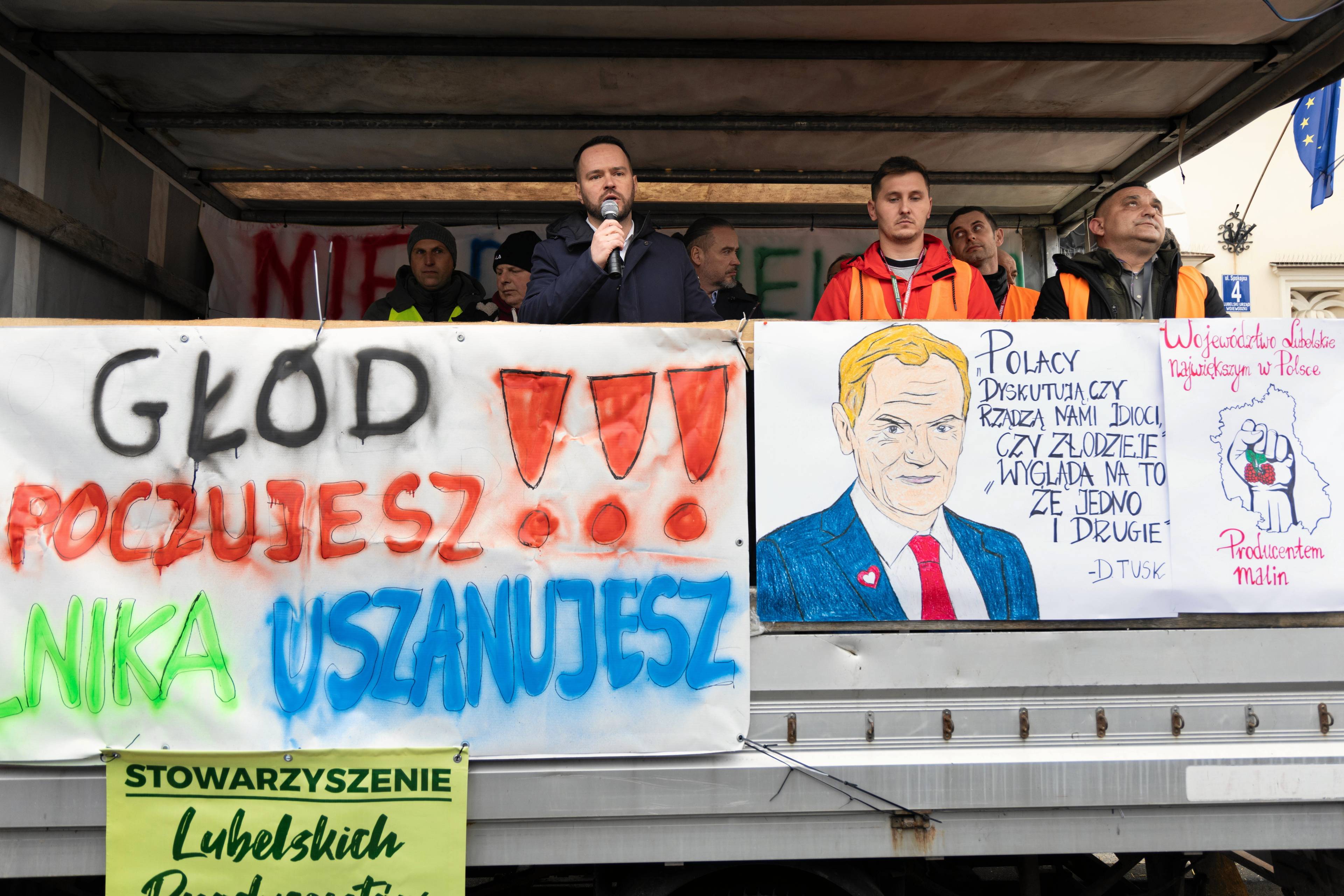 Na zdjęciu rysunek przedstawiający Donalda Tuska i napis: "Głód poczujesz, rolnika uszanujesz"