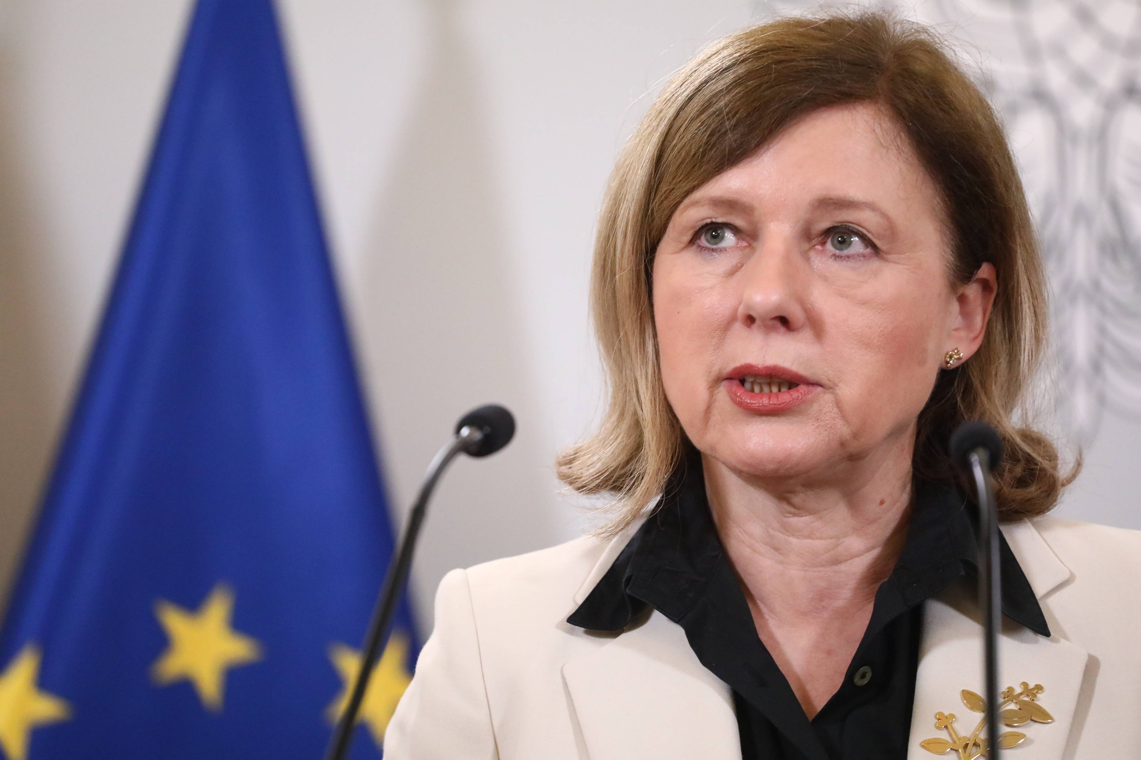 Vera Jourová podczas konferencji prasowej na tle flagi Unii Europejskiej