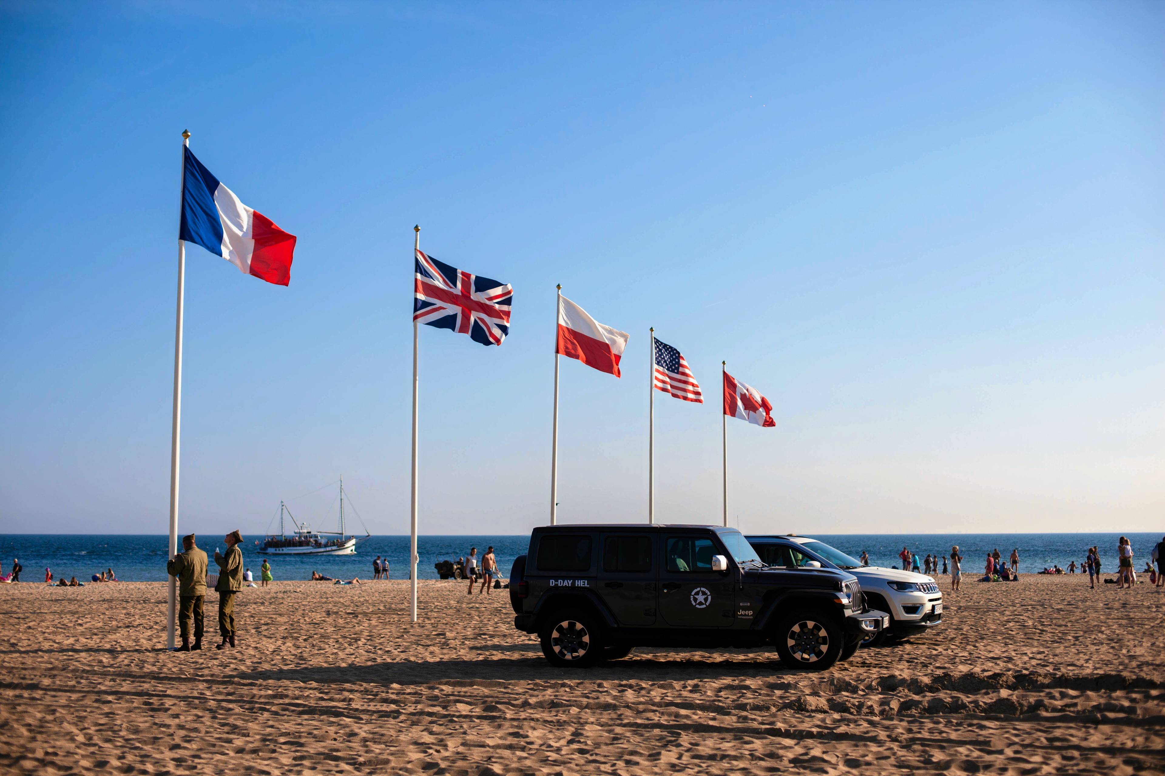 Flagi państw alianckich na plaży
